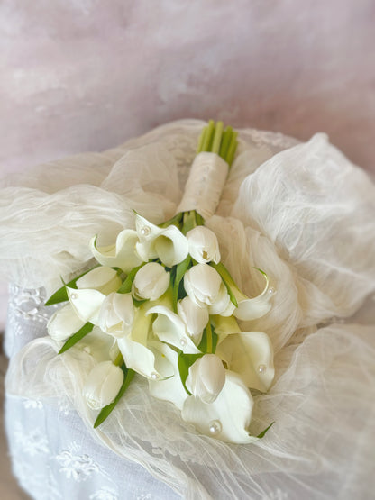 Genuine fresh flowers bridal bouquet, simple and refined calla lily and tulip bouquet resting on a table, perfect for a sleek bridal aesthetic
近距离欣赏马蹄莲与郁金香的自然曲线与柔和质感，展现永恒之美

