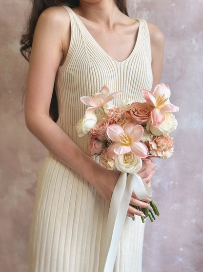 Detailed view of the heart-shaped arrangement, capturing the soft blush tones and elegant tulip blooms.
心形捧花特写，捕捉柔和裸粉色调及优雅的郁金香花朵。