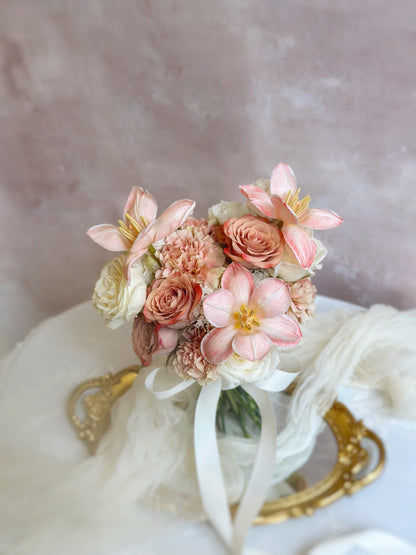 A delicate and romantic blush-toned bouquet resting on a soft fabric backdrop, highlighting the dreamy peachy apricot tulips as the centerpiece.
甜美裸粉色调捧花安放在柔软布料上，梦幻的蜜桃杏粉色郁金香成为亮点。

