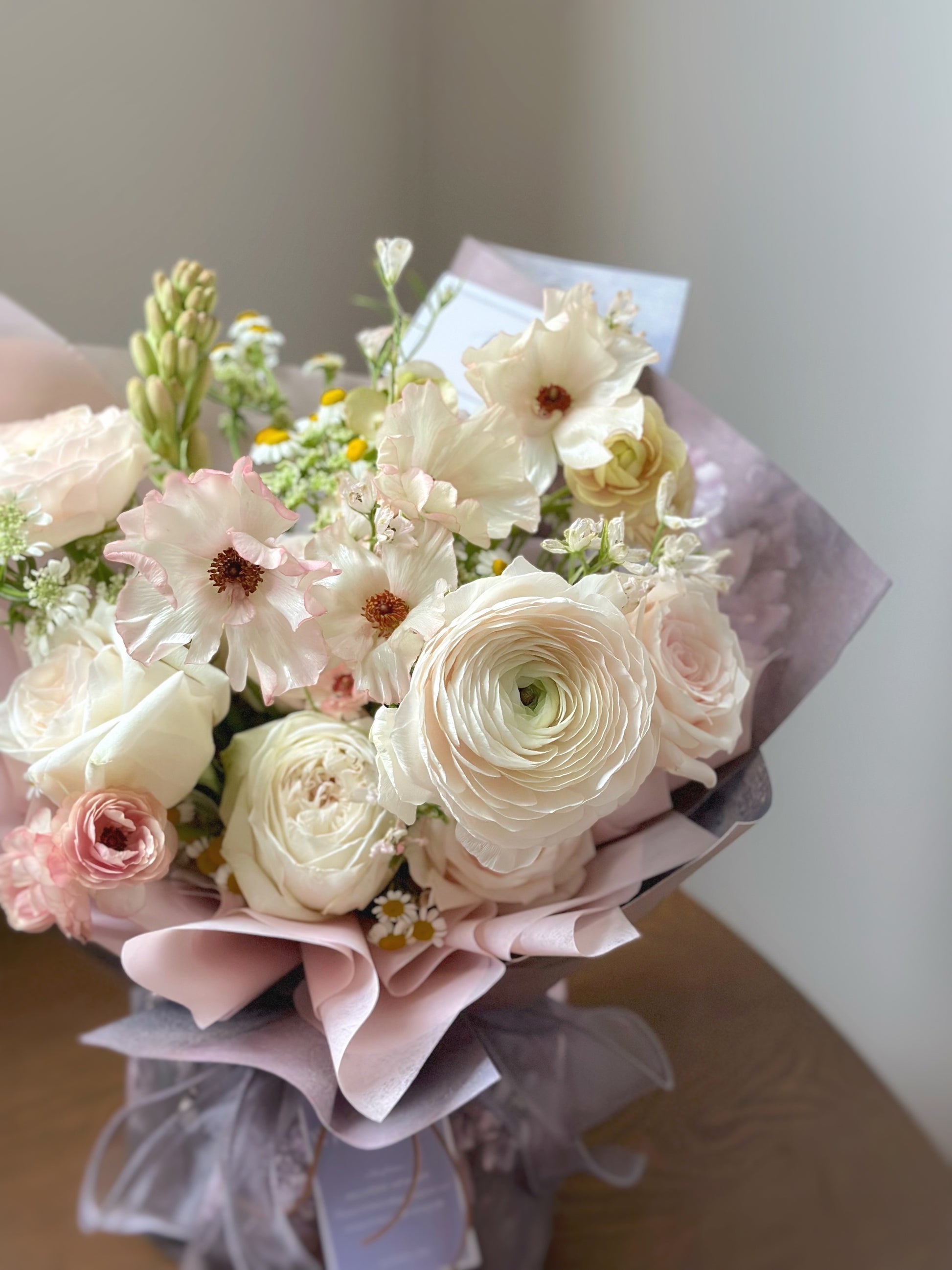 Close-up of cream and blush petals with fine texture and soft lighting.
奶油色与粉色花瓣的特写，质感细腻，光线柔和。