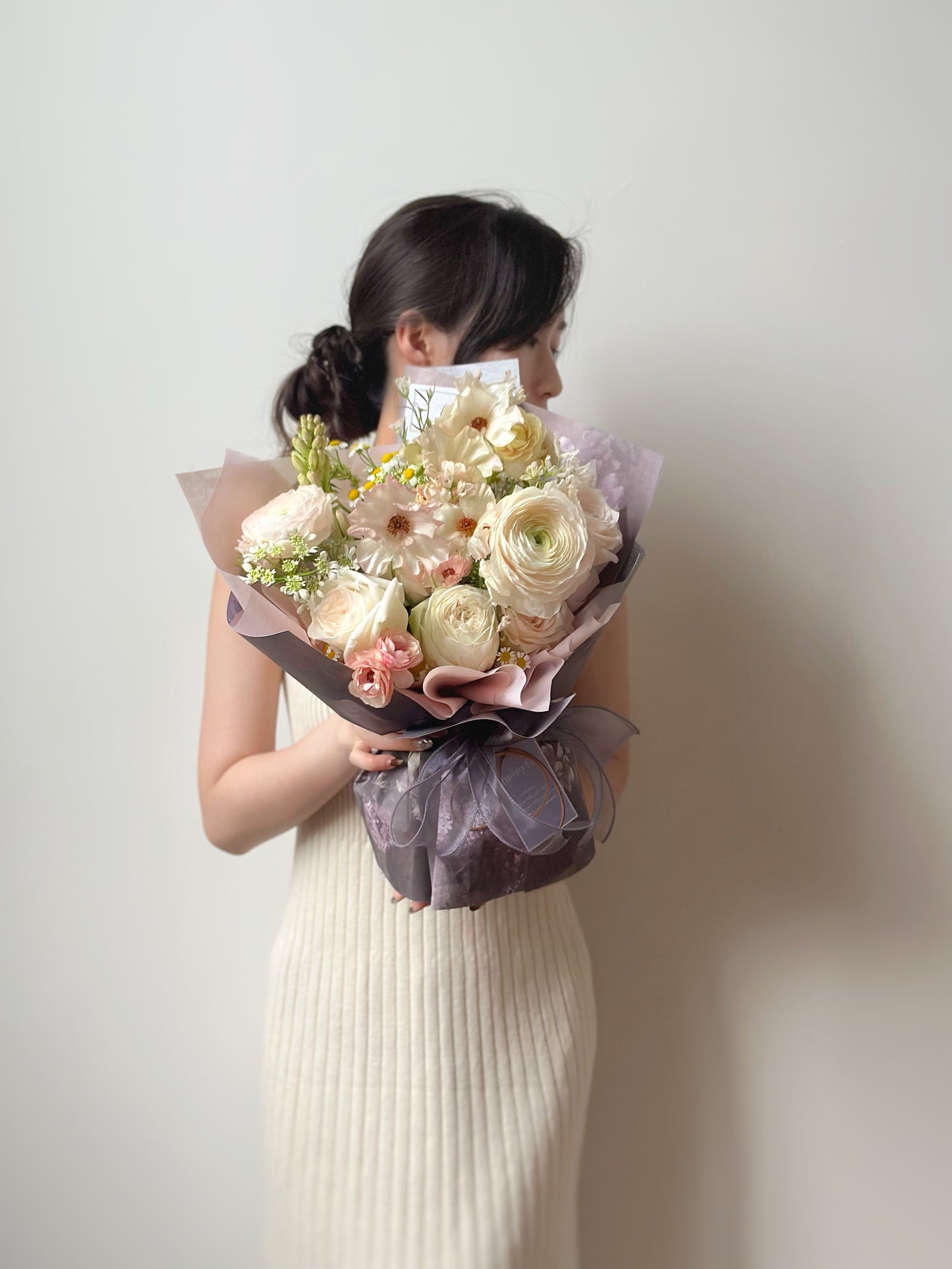 A model holding the soft-toned bouquet, capturing its gentle and calming aesthetic.
手持柔和色调花束的生活照，传递出宁静温柔的气息。