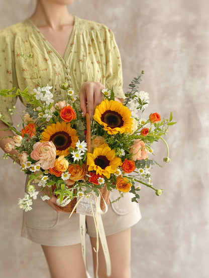 Basket held by model, capturing the cheerful, sunlit energy of the floral design in a joyful real-life setting.

模特手持花篮，记录阳光花艺的温暖活力与真实的愉悦氛围