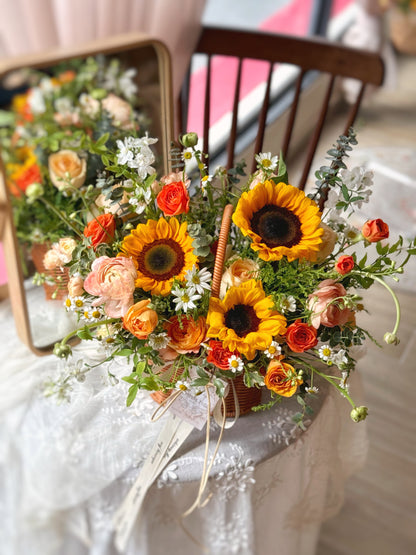 Radiant basket arrangement placed on a table, adding uplifting brightness and a touch of sunshine to any room.
 阳光花篮摆放在桌面，为空间增添温暖明亮的氛围，如阳光洒入室内。