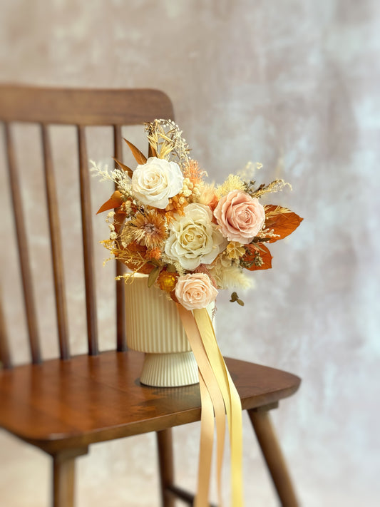  Bouquet displayed on a wooden chair, emphasizing its fan shape and curated preserved flower details — a lasting keepsake.

花束陈列在木椅子上，扇形结构与花材细节一览无遗，是值得珍藏的长久纪念。