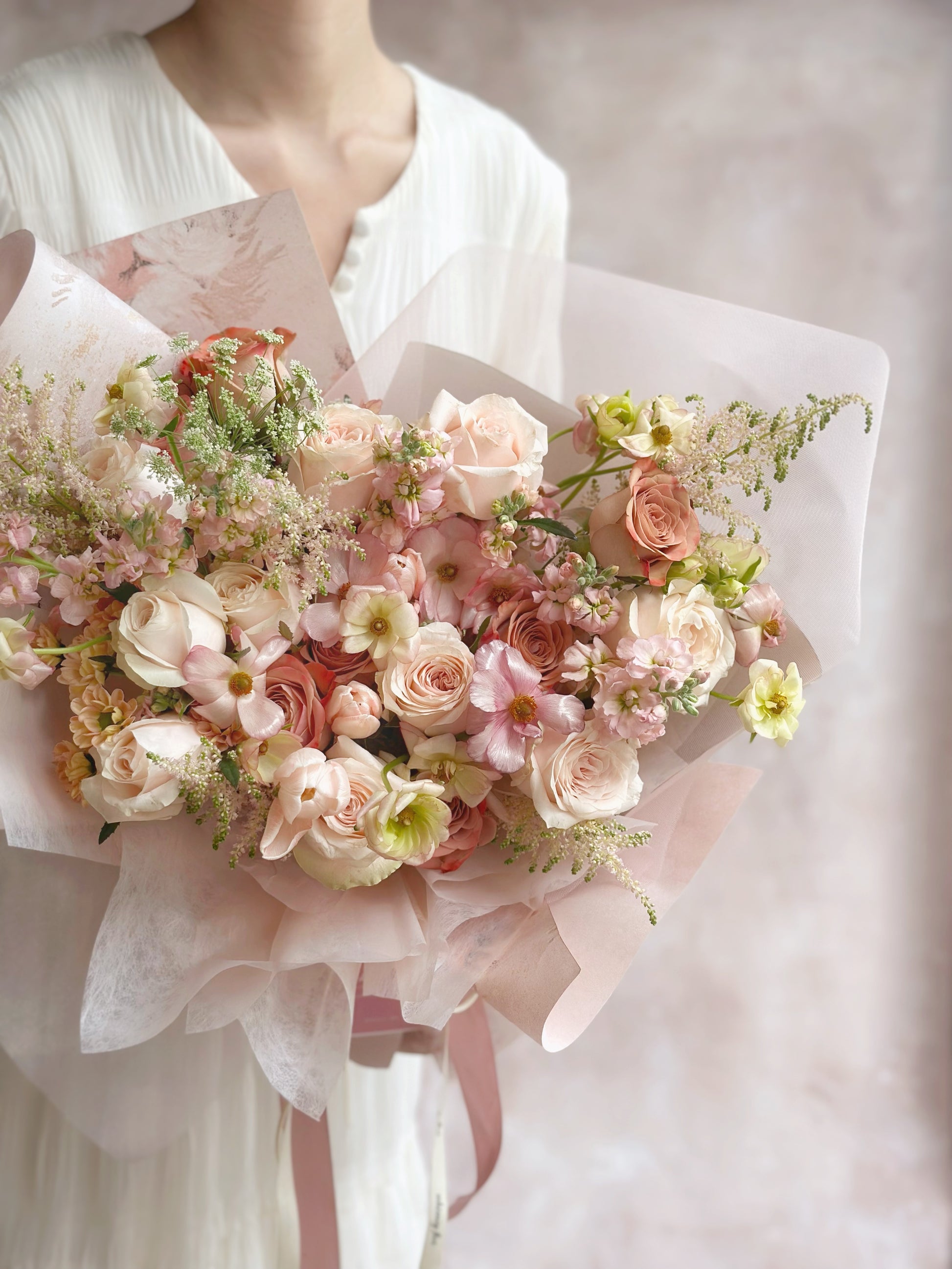 A model holding the majestic size soft blush bouquet, styled for girly elegance and simplicity.
手持柔粉花束的生活照，展现简约又充满少女气息的美感。

