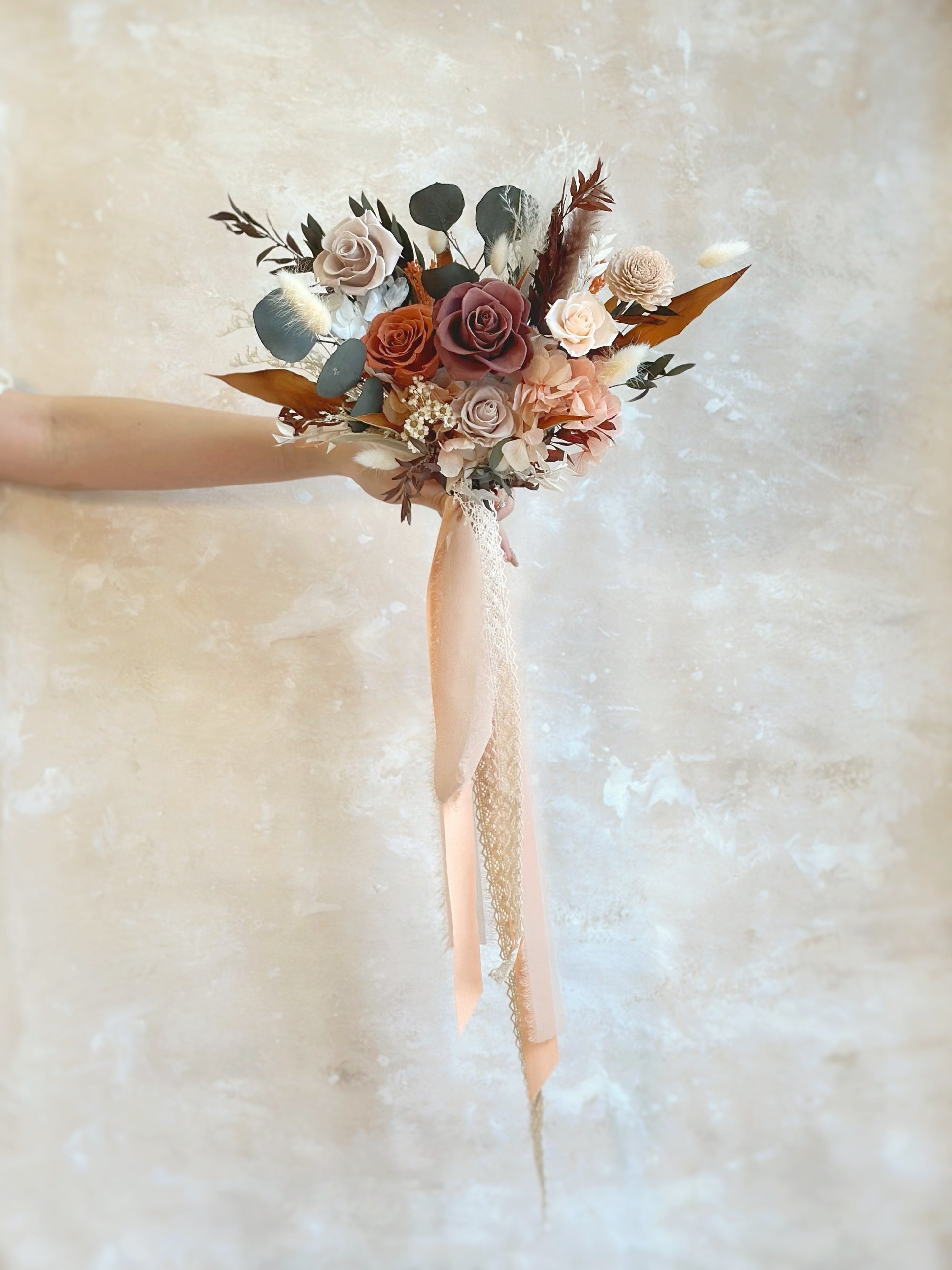 The olive green eucalyptus adds depth and contrast, enhancing the bouquet’s rustic elegance.
橄榄绿尤加利叶增添深度与层次，提升捧花的田园优雅感。
