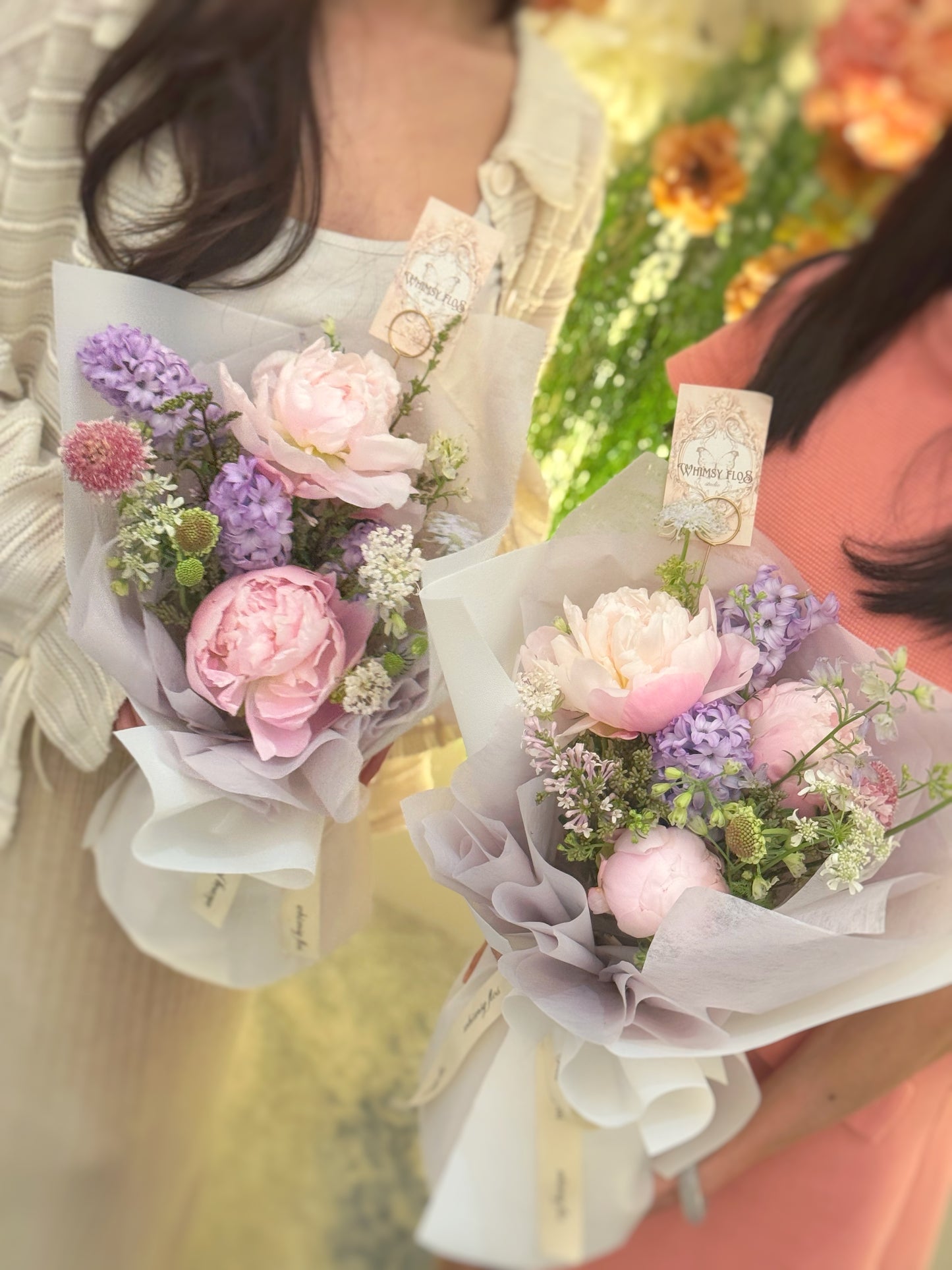  Front view of a pastel lilac and white bouquet with delicate white peonies, exuding a soft, romantic charm.
正面展示淡紫与米白色调的花束，搭配柔美白牡丹，散发温柔浪漫气息。