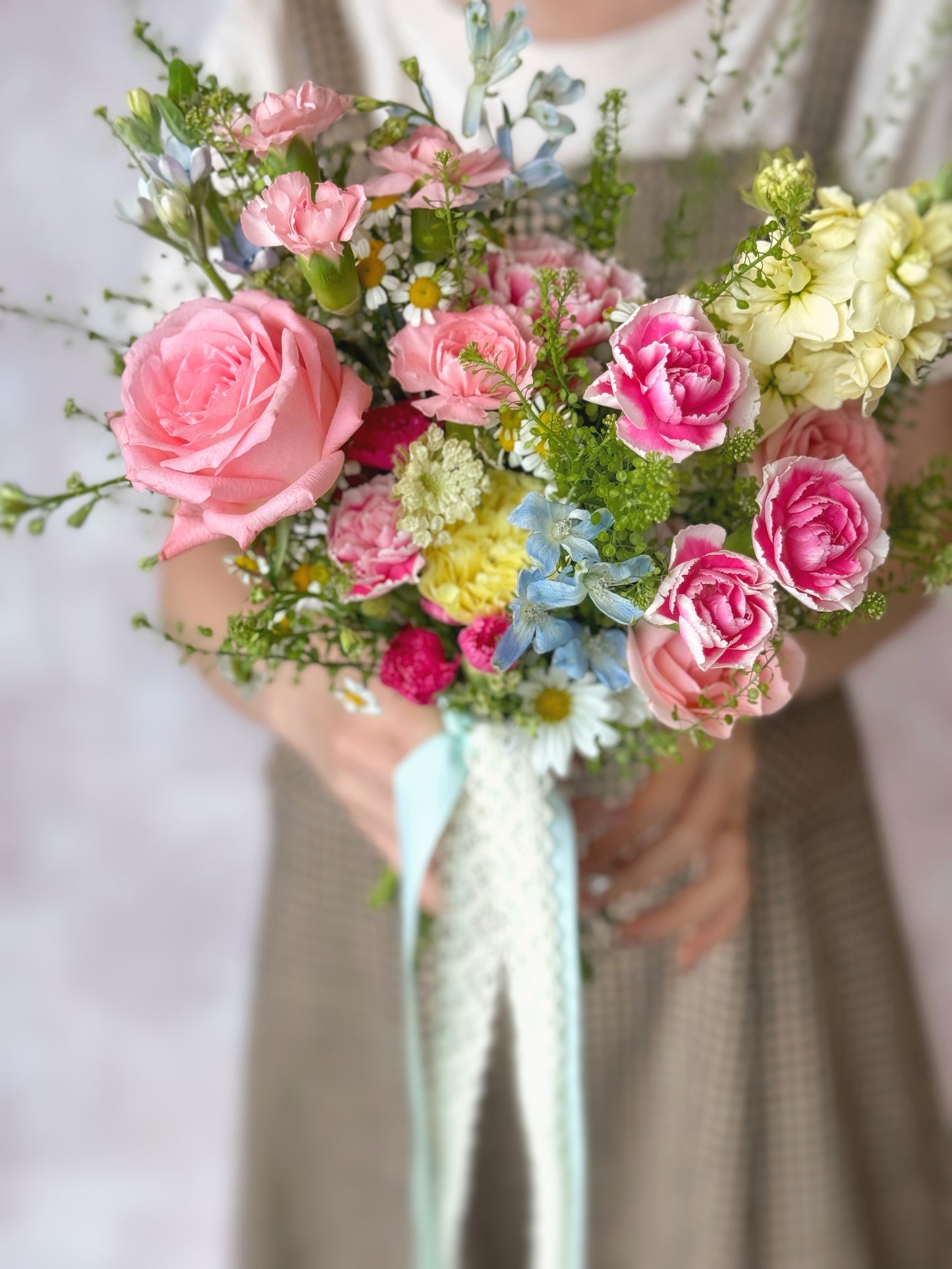 Le jardin fresh flowers bridal bouquet close up view luxe size, intricate floral details of a vibrant French garden bouquet, blending bright hues and lush greenery for a fresh, joyful feel
近距离欣赏这款明亮生动的捧花，色彩渐变与花卉质感完美结合

