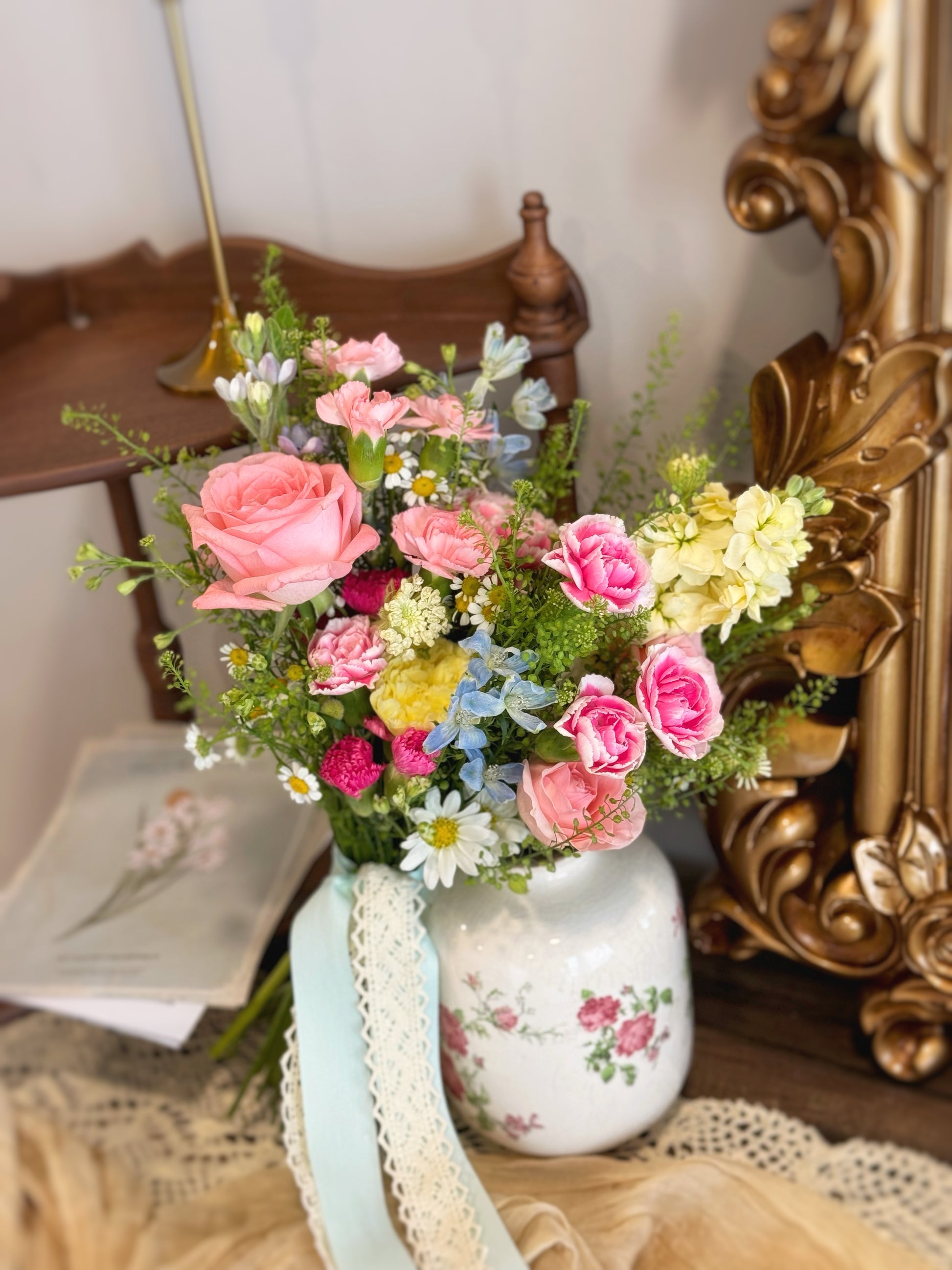 Le jardin fresh flowers bridal bouquet front view on the table, A vibrant French garden-style bouquet bursting with bright, cheerful colors
充满活力与喜悦的法式花园风新娘捧花，绽放缤纷色彩