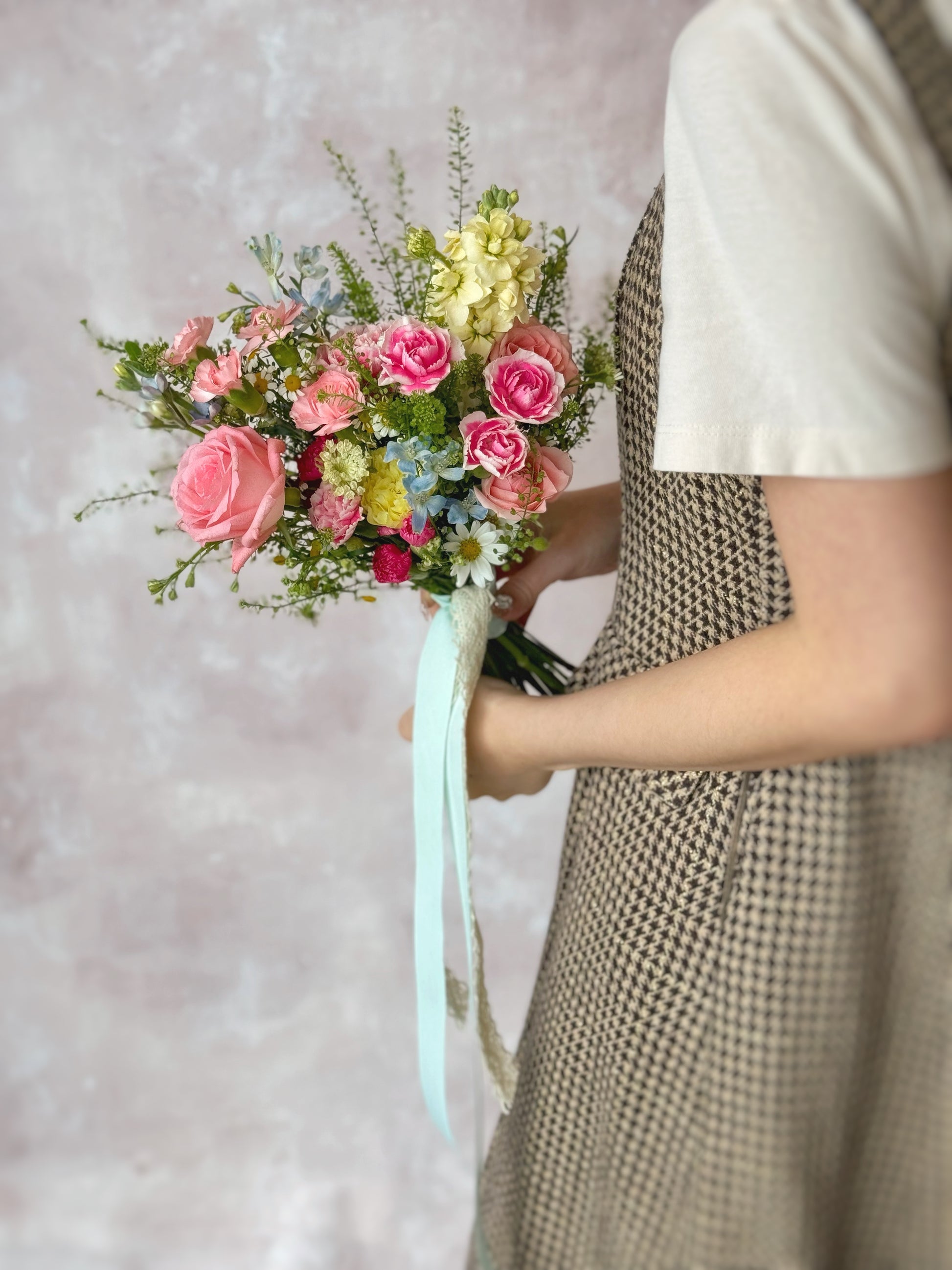 A joyful, dopamine-happiness bouquet held by a bride, featuring an enchanting mix of bright and lively flowers.
新娘手捧大胆明亮的婚礼捧花，展现喜庆欢乐的氛围

