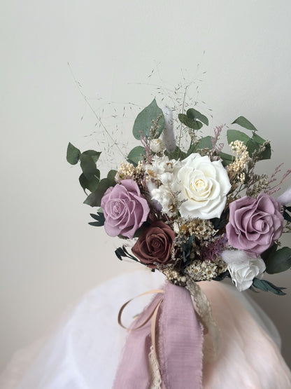 A close-up of the lilac-toned preserved roses, highlighting their intricate details and soft pastel hues.
紫丁香色永生玫瑰特写，展现精美细节与柔和的浅色调。

