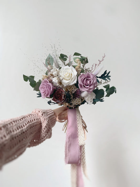 The pastel lilac and brown floral arrangement adds an effortlessly elegant and vintage-inspired touch.
柔和色系的花艺设计，展现自然优雅且带有复古韵味的风格。

