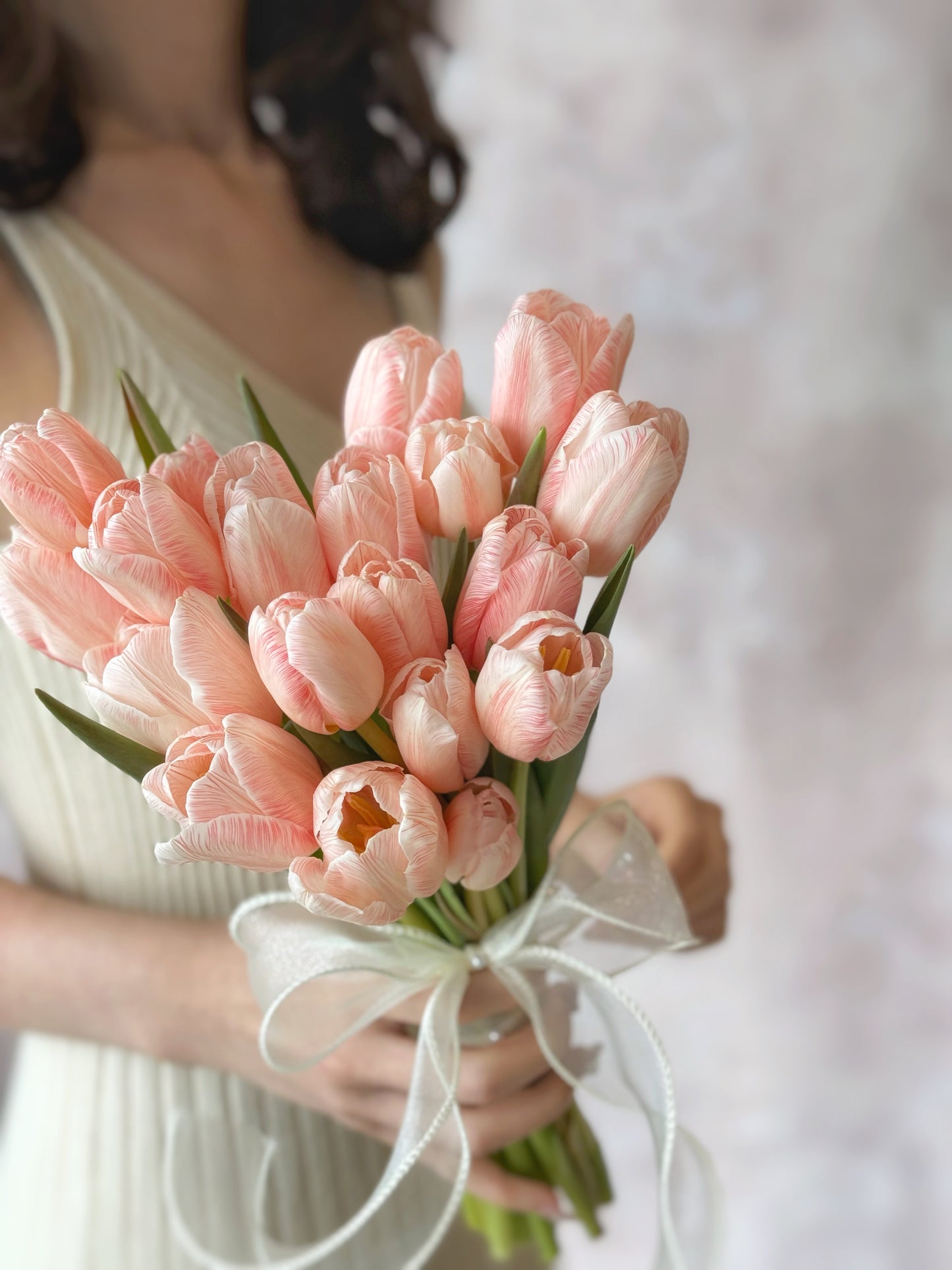 The perfect blend of soft pink and peach tones in a heart-shaped tulip bouquet for a dreamy wedding
柔和蜜桃粉色调的心形郁金香捧花，打造梦幻婚礼氛围