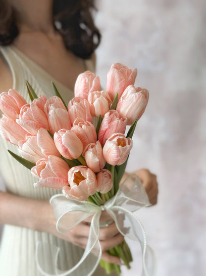 The perfect blend of soft pink and peach tones in a heart-shaped tulip bouquet for a dreamy wedding
柔和蜜桃粉色调的心形郁金香捧花，打造梦幻婚礼氛围