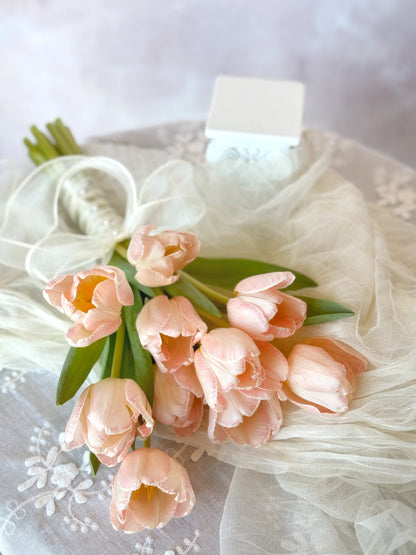 A dreamy floral heart made of tulips, perfect for brides who love soft pastel tones
由郁金香打造的梦幻花艺心形，适合喜爱柔和色调的新娘