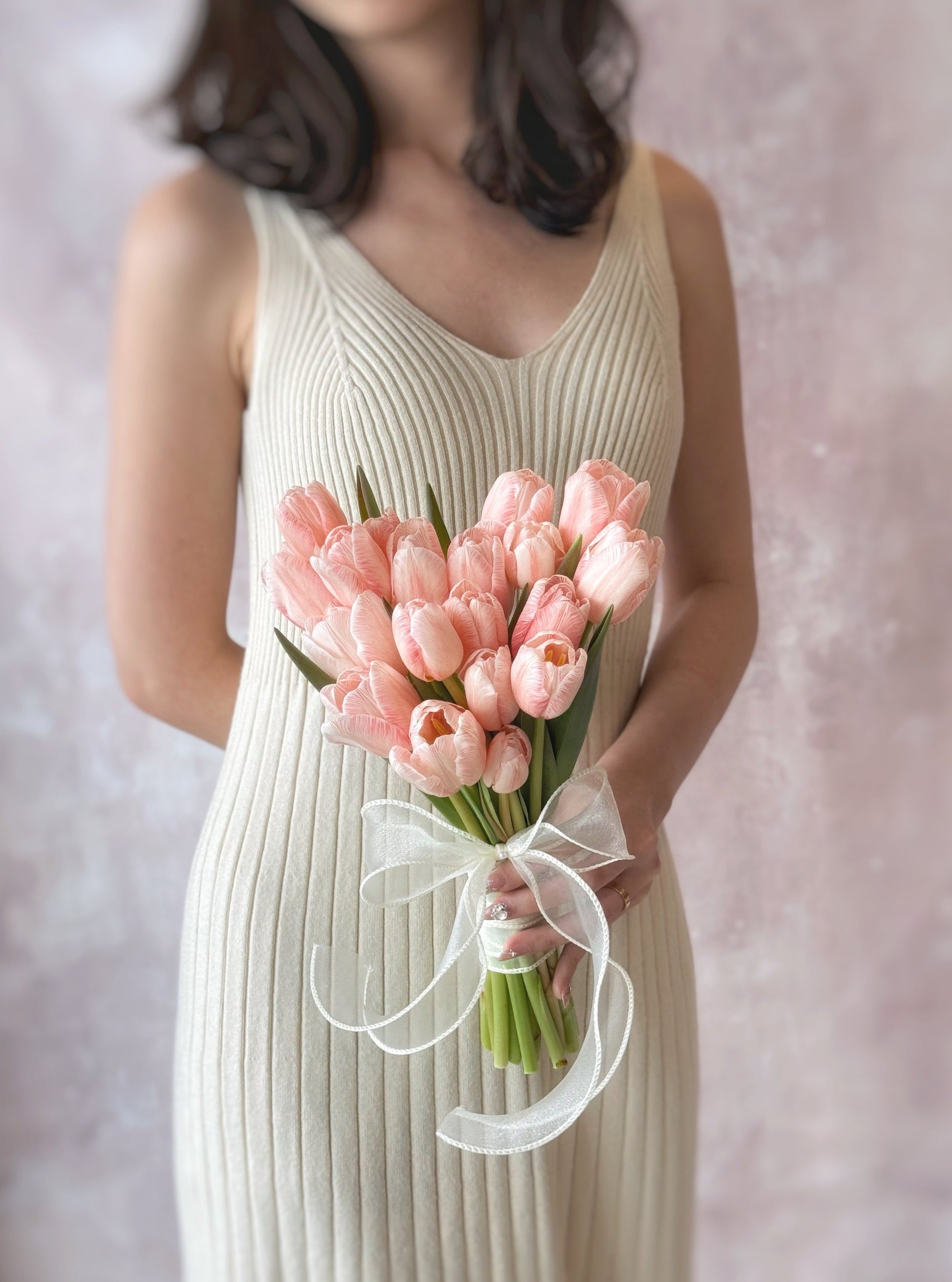 A charming Korean-style tulip bouquet, arranged in a heart shape for a unique bridal look
迷人的韩式郁金香捧花，以心形设计呈现独特新娘风格