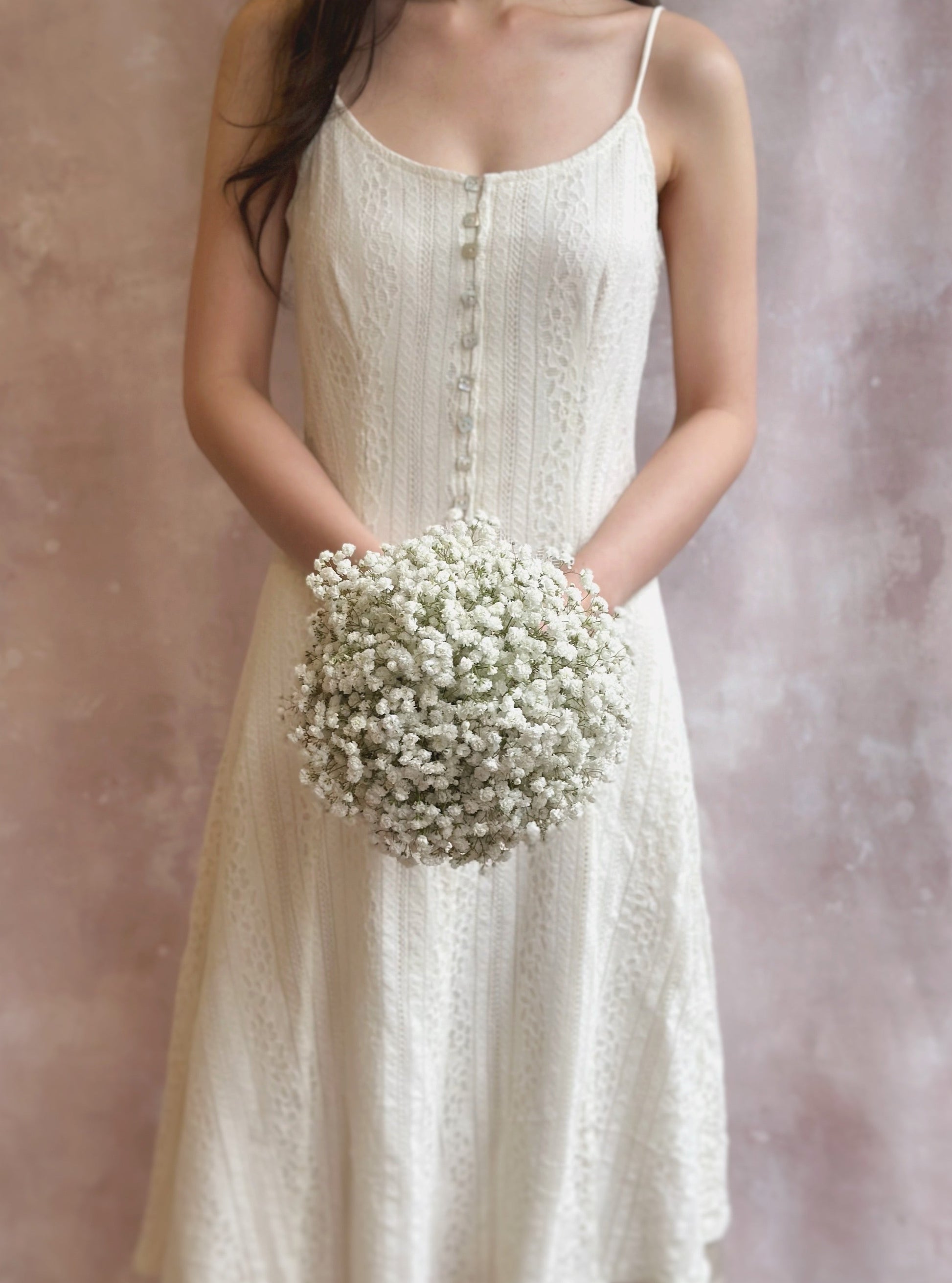 Simple yet romantic baby’s breath bouquet for a dreamy wedding look
简约浪漫的满天星捧花，打造梦幻婚礼造型