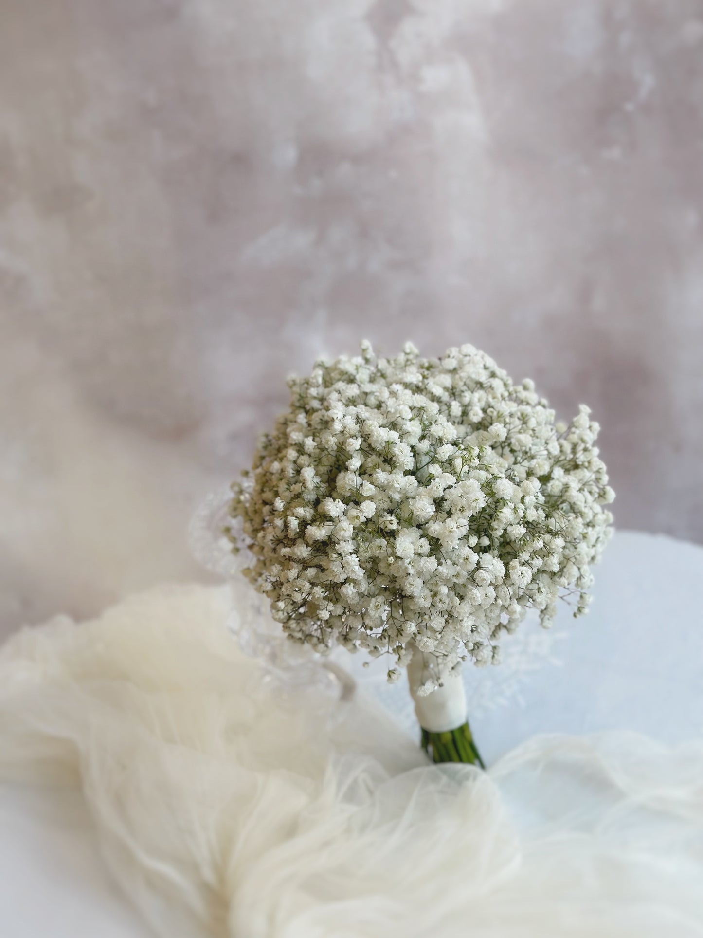 Round shaped white baby’s breath bridal bouquet, delicate and dreamy
纯白满天星圆形新娘捧花，轻盈梦幻
