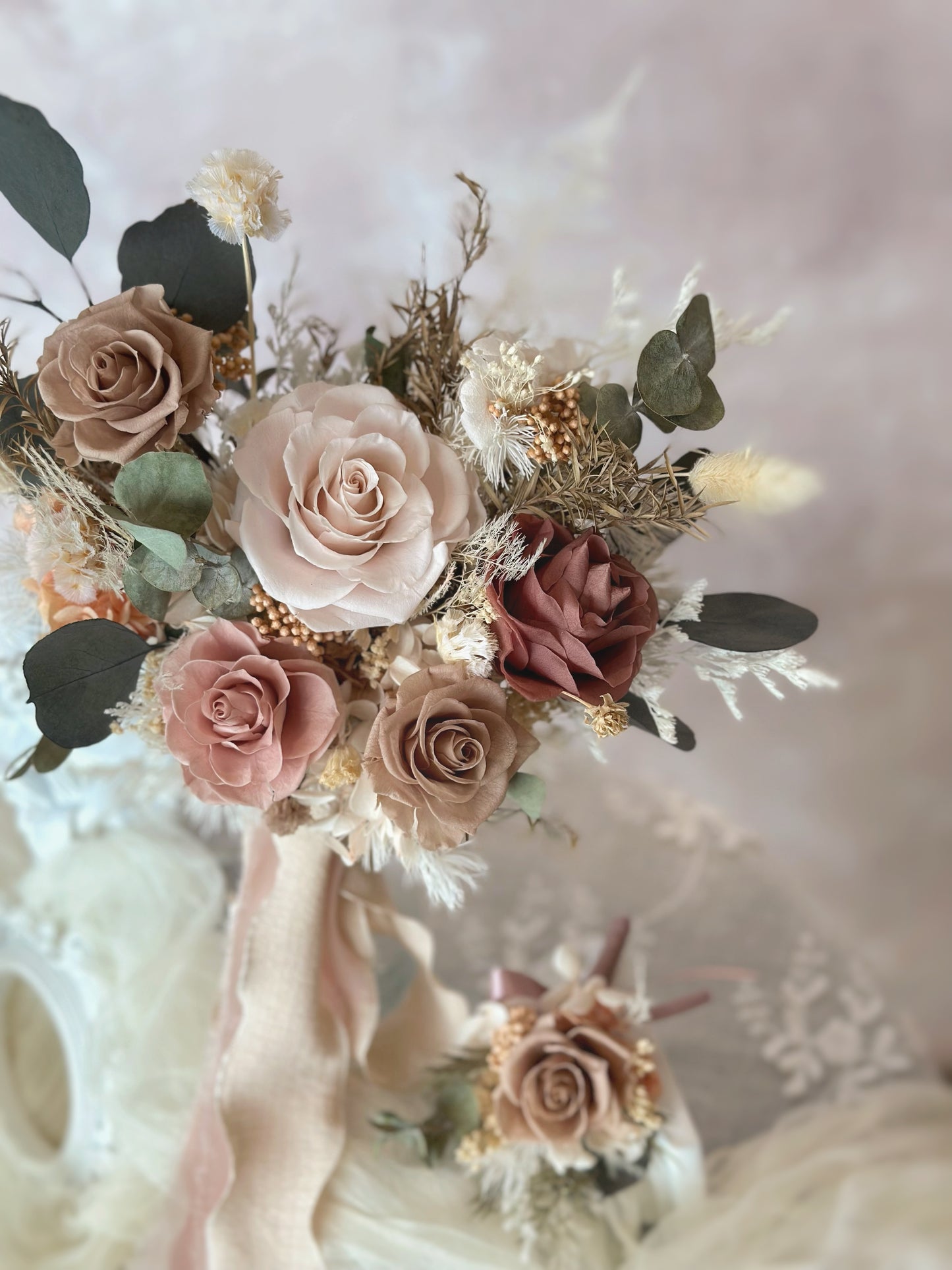 A delicate preserved flower corsage in neutral tones, designed to pair effortlessly with the bridal bouquet.
一款中性色调的精致永生花胸花，与新娘捧花相得益彰。