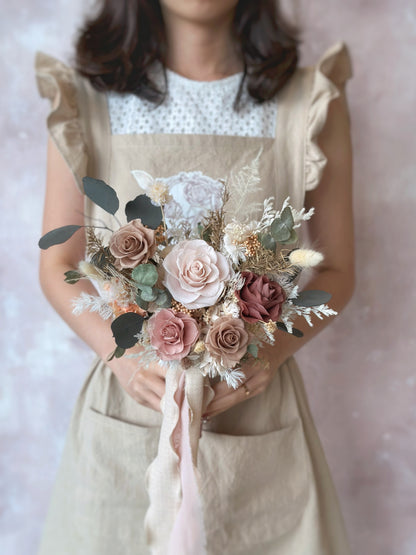 The bride holds the fan-shaped preserved bouquet, its earthy tones enhancing the effortless, bohemian charm.
新娘手捧扇形永生花捧花，大地色调彰显随性波西米亚风格。