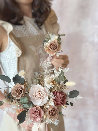 Minimalist yet elegant, this corsage is perfect for the groom or wedding party members.
简约而优雅的胸花，适合新郎或婚礼嘉宾佩戴。

