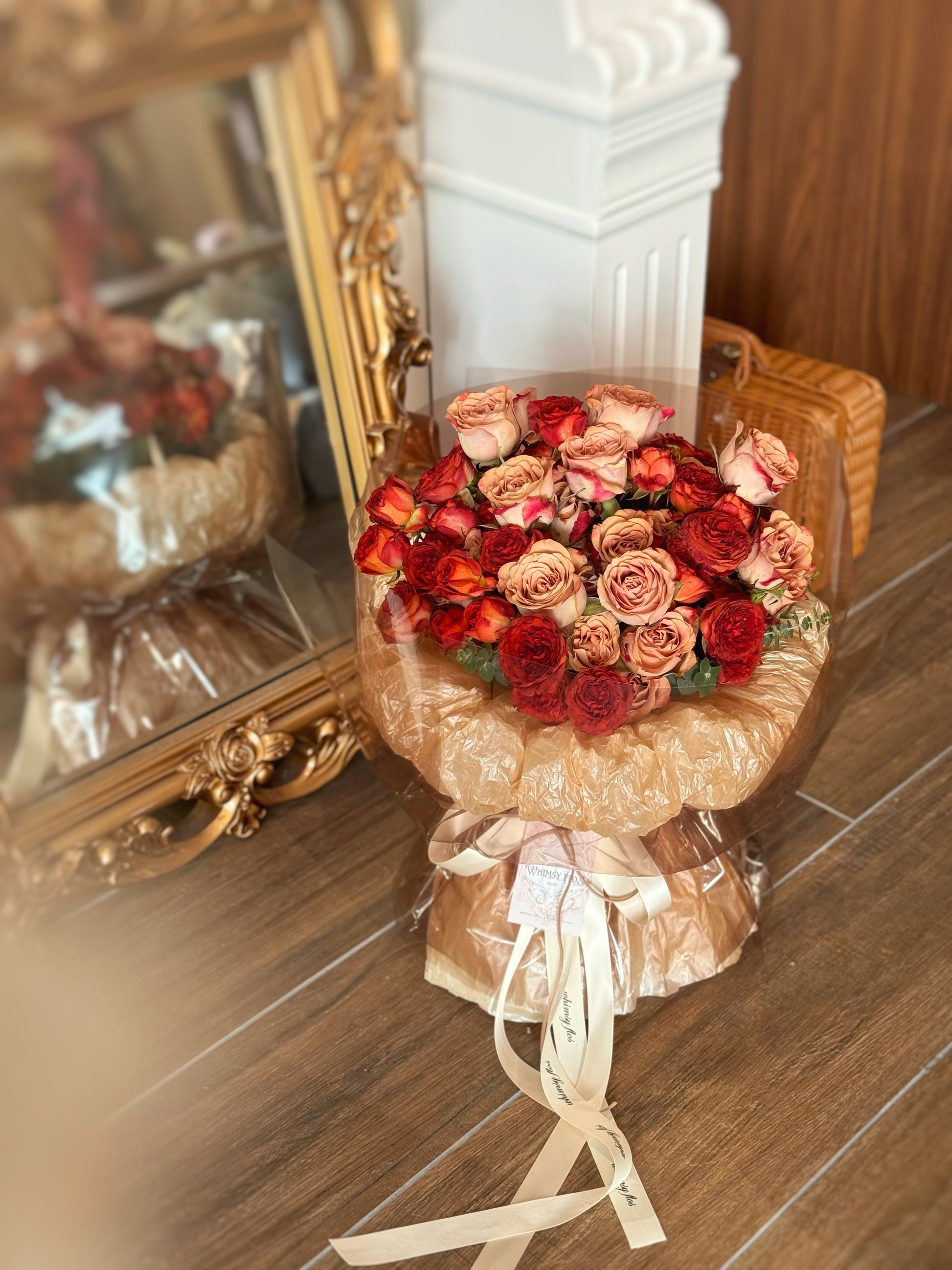 Front view of a vintage-inspired round bouquet featuring cappuccino roses, chocolate spray roses, and eucalyptus, wrapped in light khaki and translucent layers.

正面展示复古圆形花束，由卡布奇诺玫瑰、巧克力泡泡玫瑰与尤加利叶组成，包裹以浅卡其纸和透明外层，典雅浪漫。
