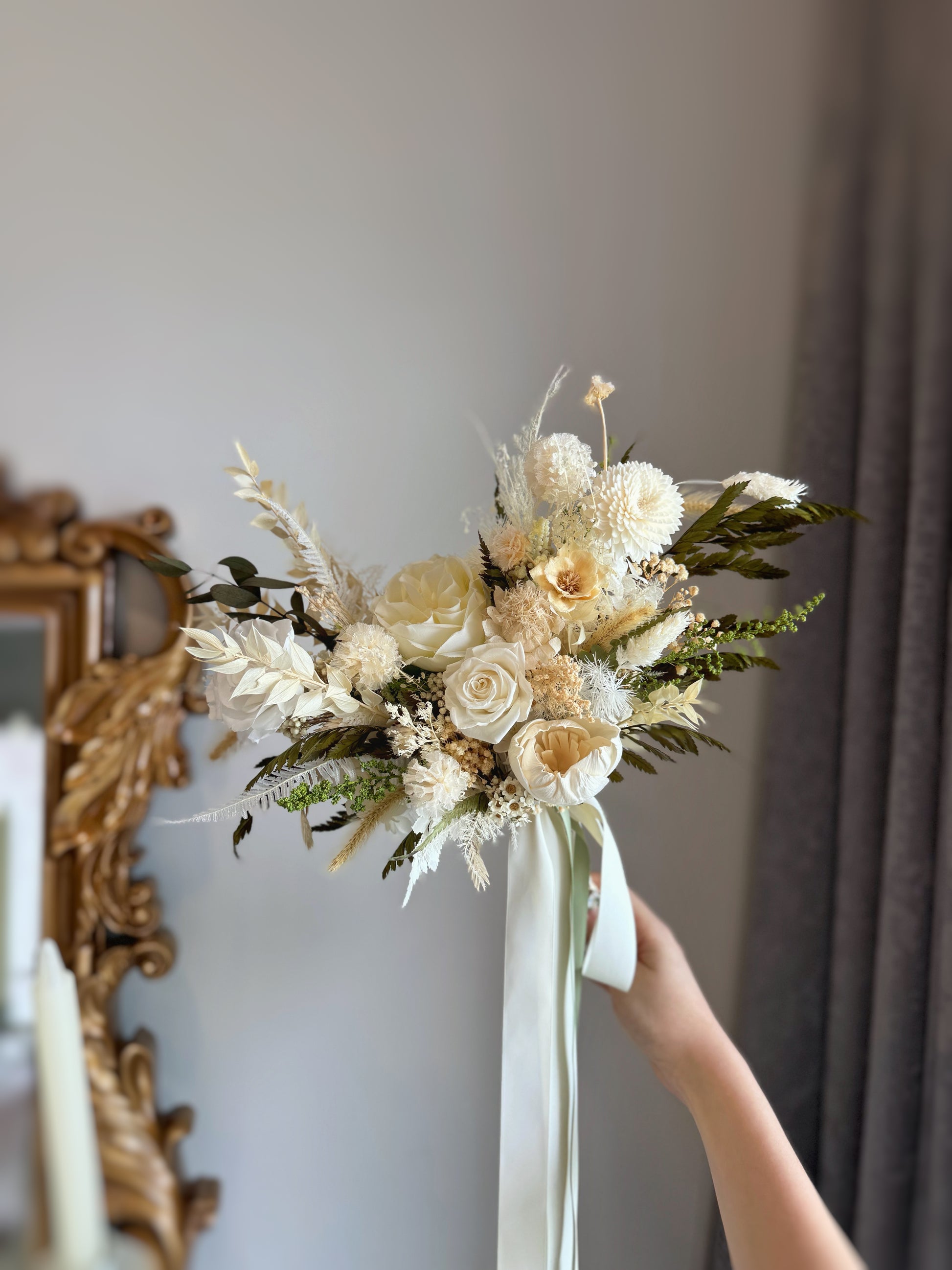 Myrtle preserved flowers bridal bouquet grand size front view. The blend of soft creamy tones and small wildflowers exudes a dreamy, romantic charm.
柔和奶油色调与细腻小野花的结合，散发梦幻浪漫气息。