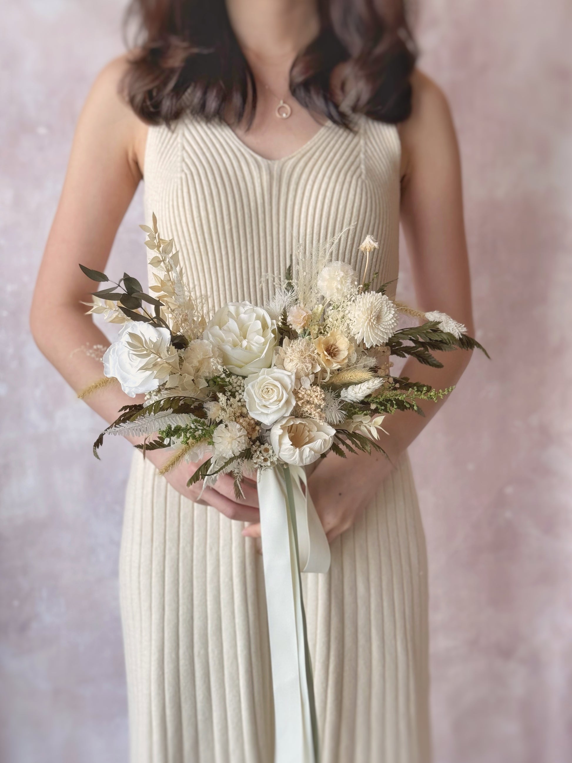 Myrtle preserved flowers bridal bouquet fan shaped bouquet holding grand size. The bouquet’s free-flowing form complements a relaxed, romantic wedding style effortlessly.
捧花自由流动的造型与轻松浪漫的婚礼风格完美契合。