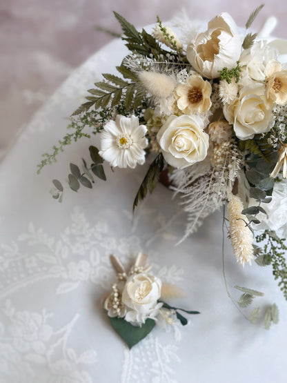 A petite corsage featuring delicate white blooms and soft greenery, complementing the Myrtle bouquet’s organic aesthetic.
一款点缀细腻白花与柔和绿叶的小巧胸花，与 Myrtle 捧花的自然风格相互呼应。