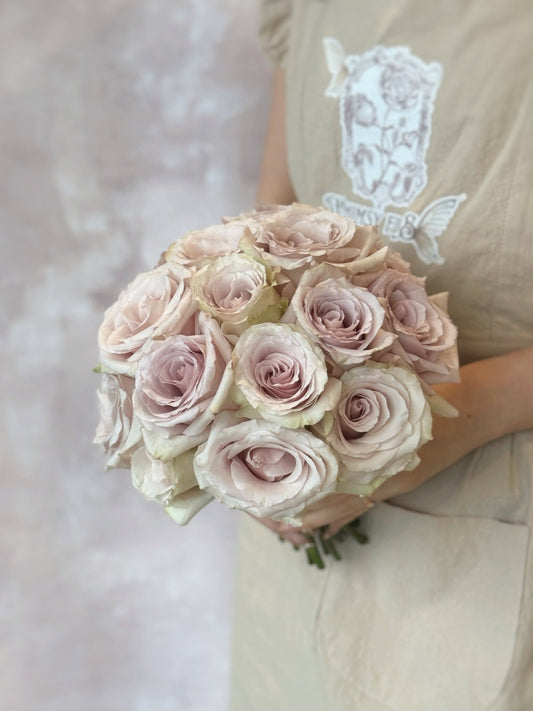 Only quicksand roses round shaped bridal_bouquet_close up view, A perfectly round bridal bouquet featuring premium quicksand roses in soft blush tones, exuding elegance and romance
