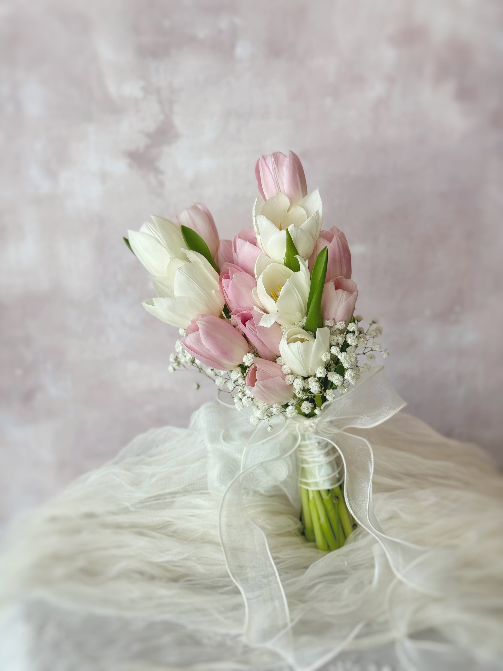 The perfect balance of soft tulip blooms and dainty baby’s breath, radiating a gentle elegance
郁金香与满天星的完美融合，散发温柔优雅的气息