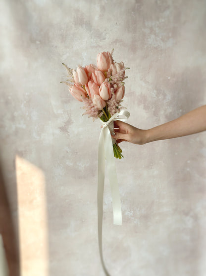 A romantic Korean-style bridal bouquet with delicate tulips and astilbe, perfect for a sweet wedding look
甜美韩系新娘捧花，郁金香与络新妇泡泡草的搭配展现清新浪漫

