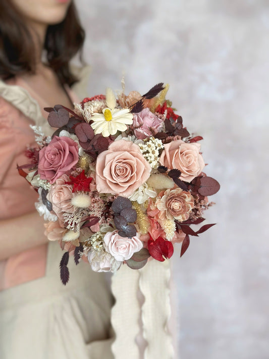 A detailed close-up showcasing the bouquet’s textured mix of preserved roses, hydrangeas, and delicate accent flowers.
特写镜头展现永生玫瑰、绣球花与精致点缀花材的丰富层次感。