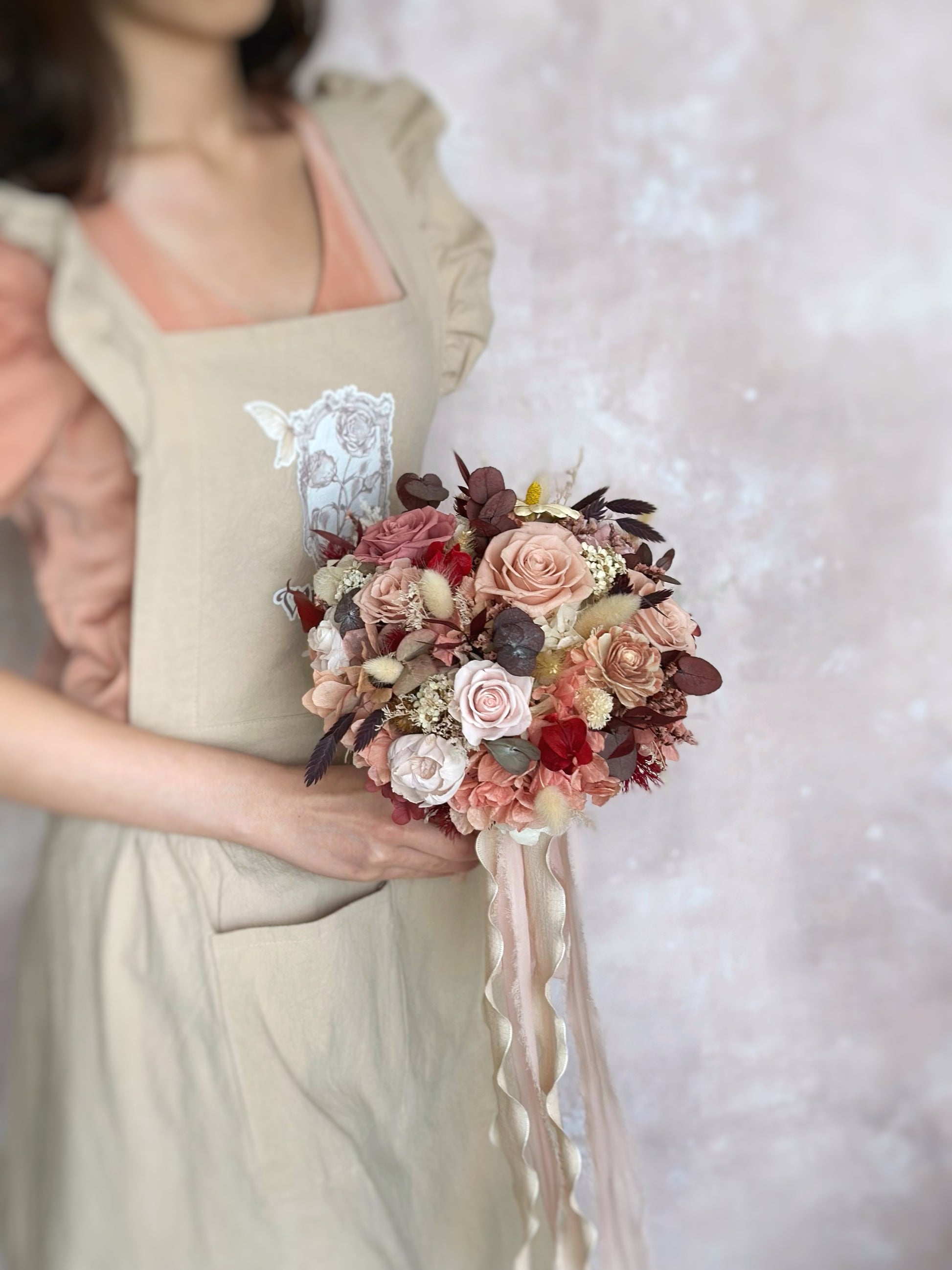 Side profile of the bouquet, highlighting the natural, organic shape with soft cascading textures.
捧花侧视图，展现自然有机的造型与柔和层次感。
