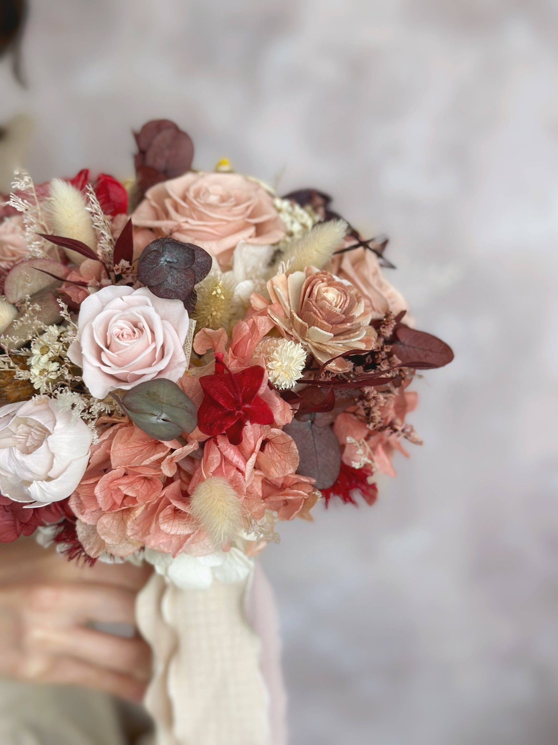 The rich color palette creates a striking yet delicate balance, perfect for weddings and special occasions.
丰富的色彩搭配营造出惊艳而细腻的平衡感，适用于婚礼与特别场合。