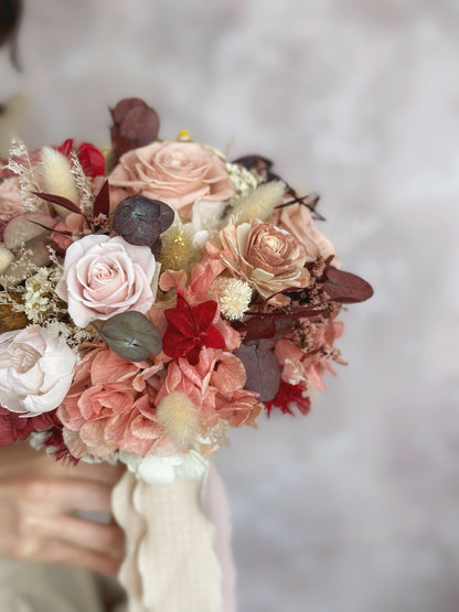 The rich color palette creates a striking yet delicate balance, perfect for weddings and special occasions.
丰富的色彩搭配营造出惊艳而细腻的平衡感，适用于婚礼与特别场合。