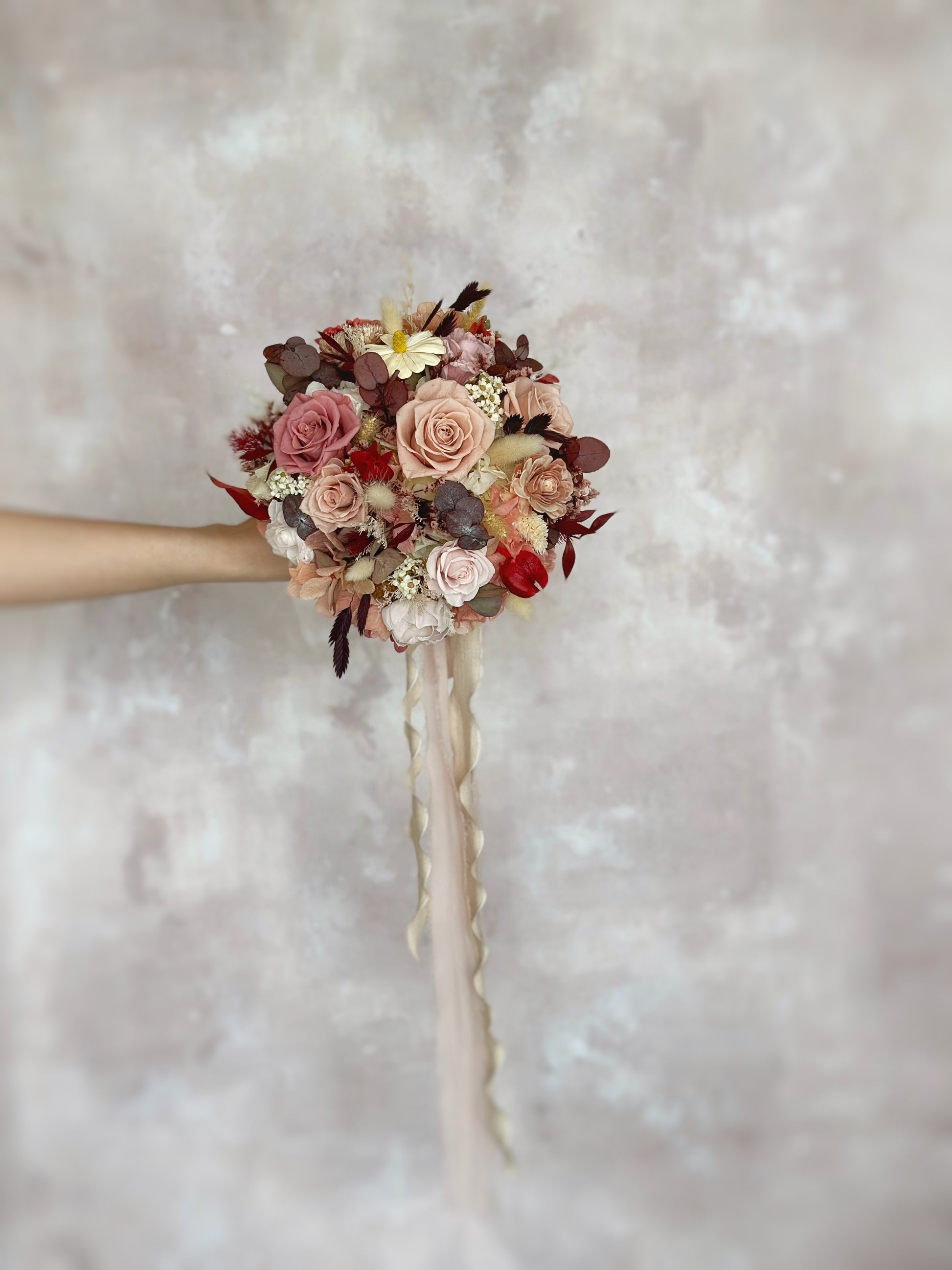 A lush and full bouquet designed to radiate romance and timeless beauty.
饱满丰盈的捧花设计，散发浪漫与隽永之美。