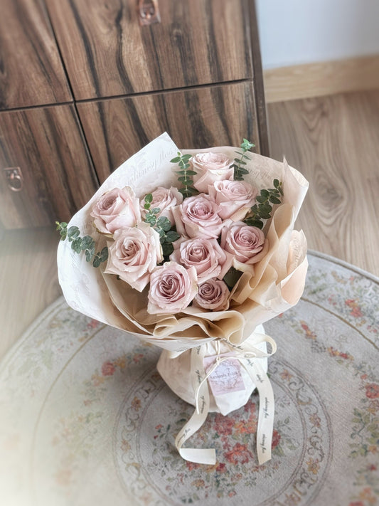 Quicksand roses fresh flowers handtied bouquet on the floor front view