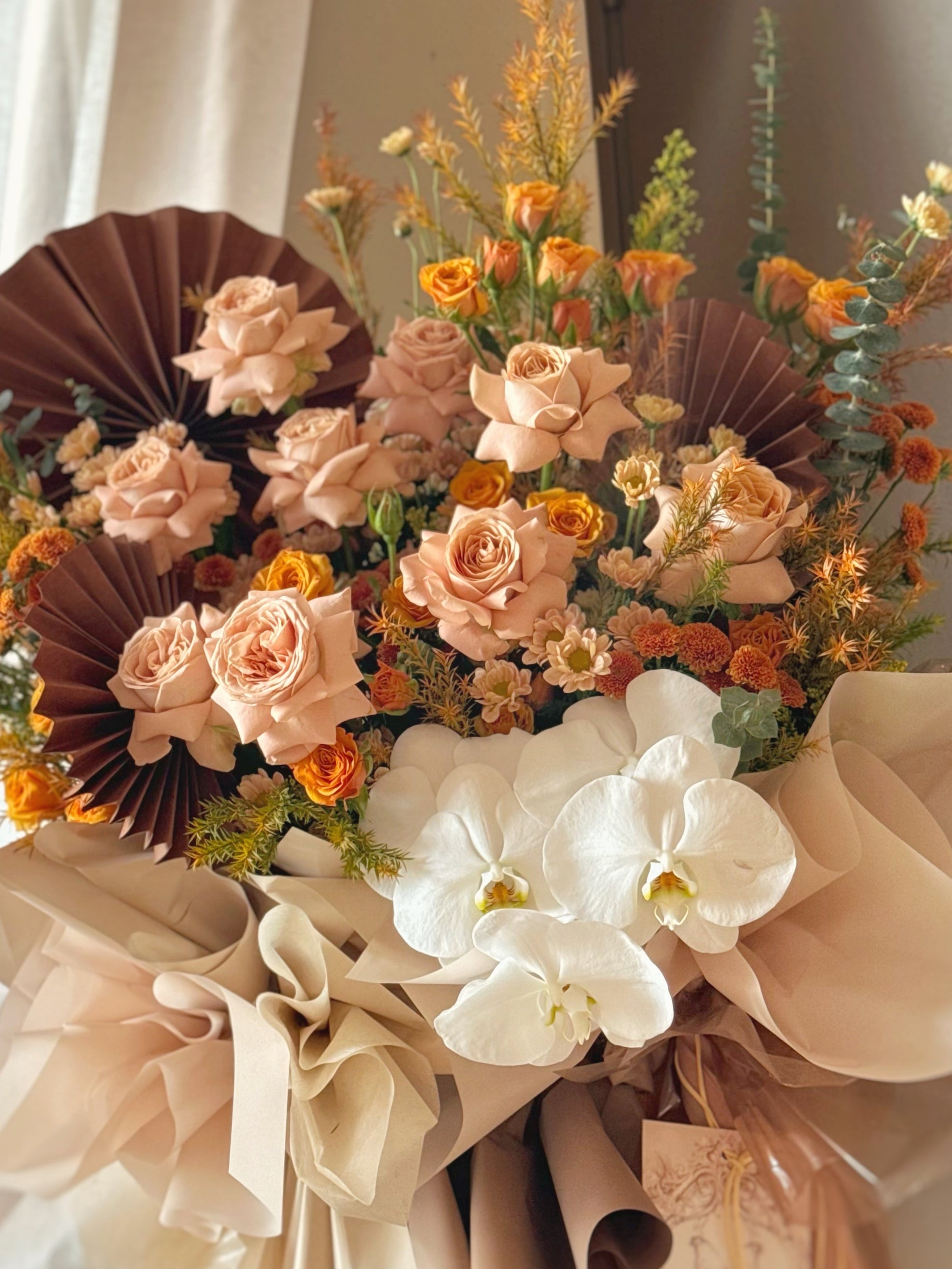 Top-down view highlighting the floral symmetry and color balance of roses and fillers in muted autumn hues.
俯视图展现花材的对称美与柔和秋色调之间的和谐搭配