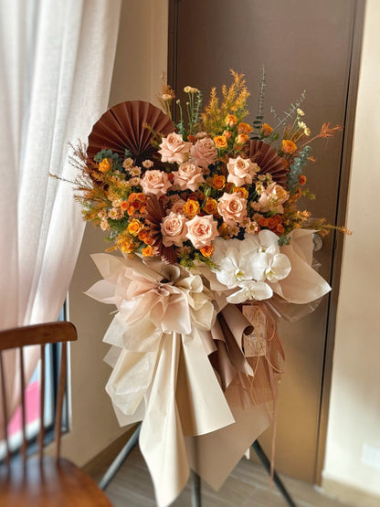 Front view of a grand opening flower stand featuring cappuccino roses in earthy amber, beige, and terracotta tones with lush greenery.

 正面展示开张花篮，焦糖玫瑰搭配琥珀、米色与赤陶色调，点缀丰盈绿叶，气质沉稳大气。
