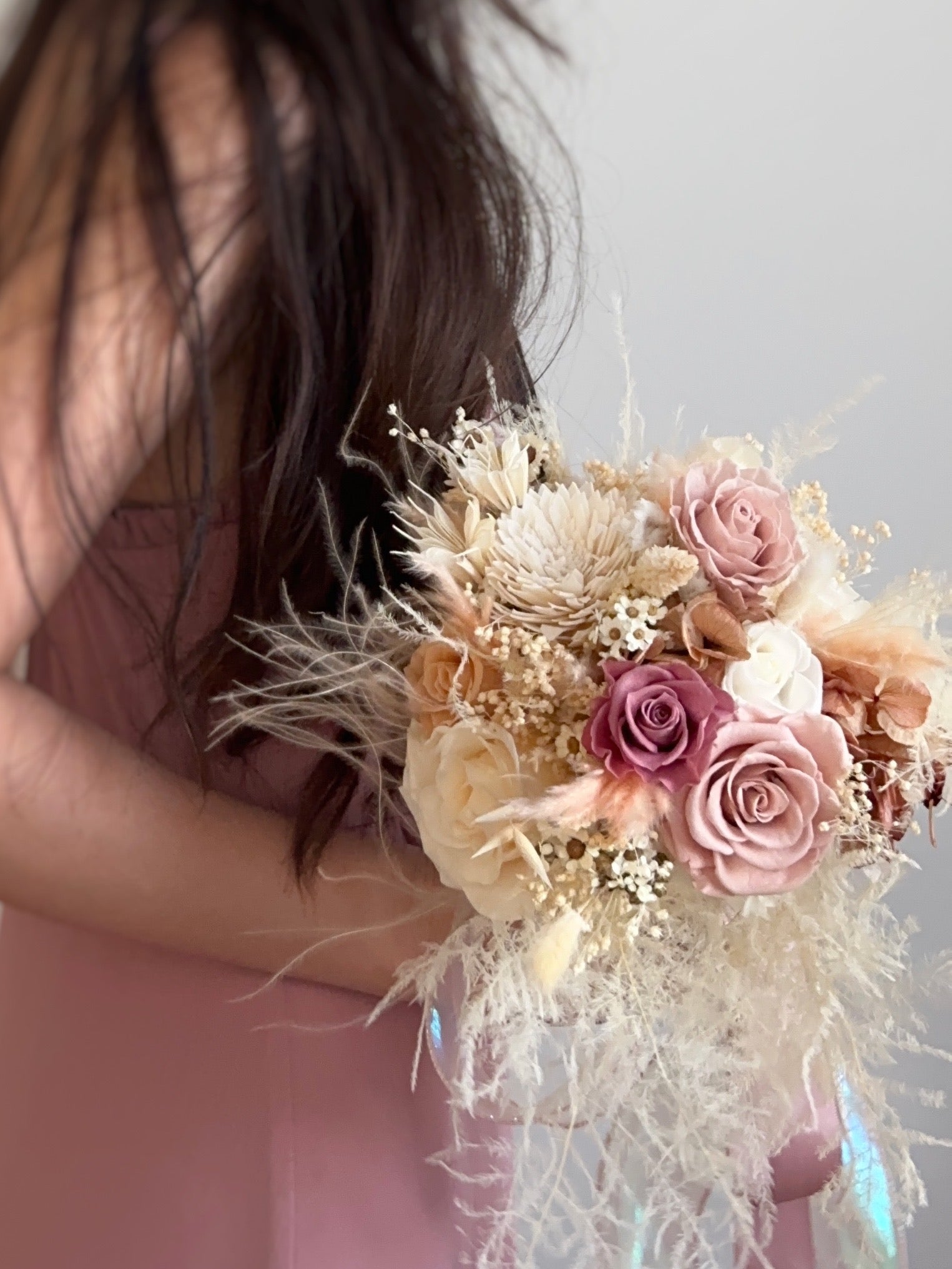 A close-up of the cascading bouquet, highlighting the blend of blush, baby pink, and pastel rose tones.
泪滴型捧花特写，展现裸粉、浅粉与粉玫瑰色的温柔渐变。