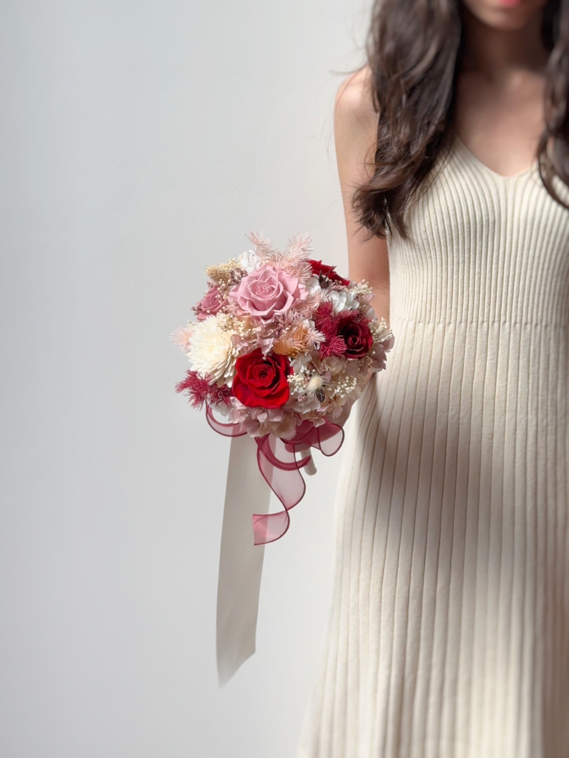 Preserved flowers in rich, velvety textures, making this bouquet a long-lasting keepsake.
丝绒质感的永生花，使这款捧花成为持久的珍藏品。