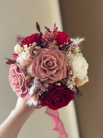 
The perfect bouquet for a bride who loves a classic yet modern floral arrangement.
适合钟爱经典与现代结合花艺的新娘。