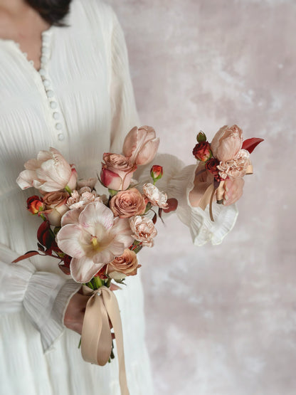 Romantic tulip bouquet with coordinating boutonniere, perfect for fall weddings
浪漫秋色新娘郁金香捧花与协调设计的新郎郁金香胸花，秋季婚礼主题的完美搭配
