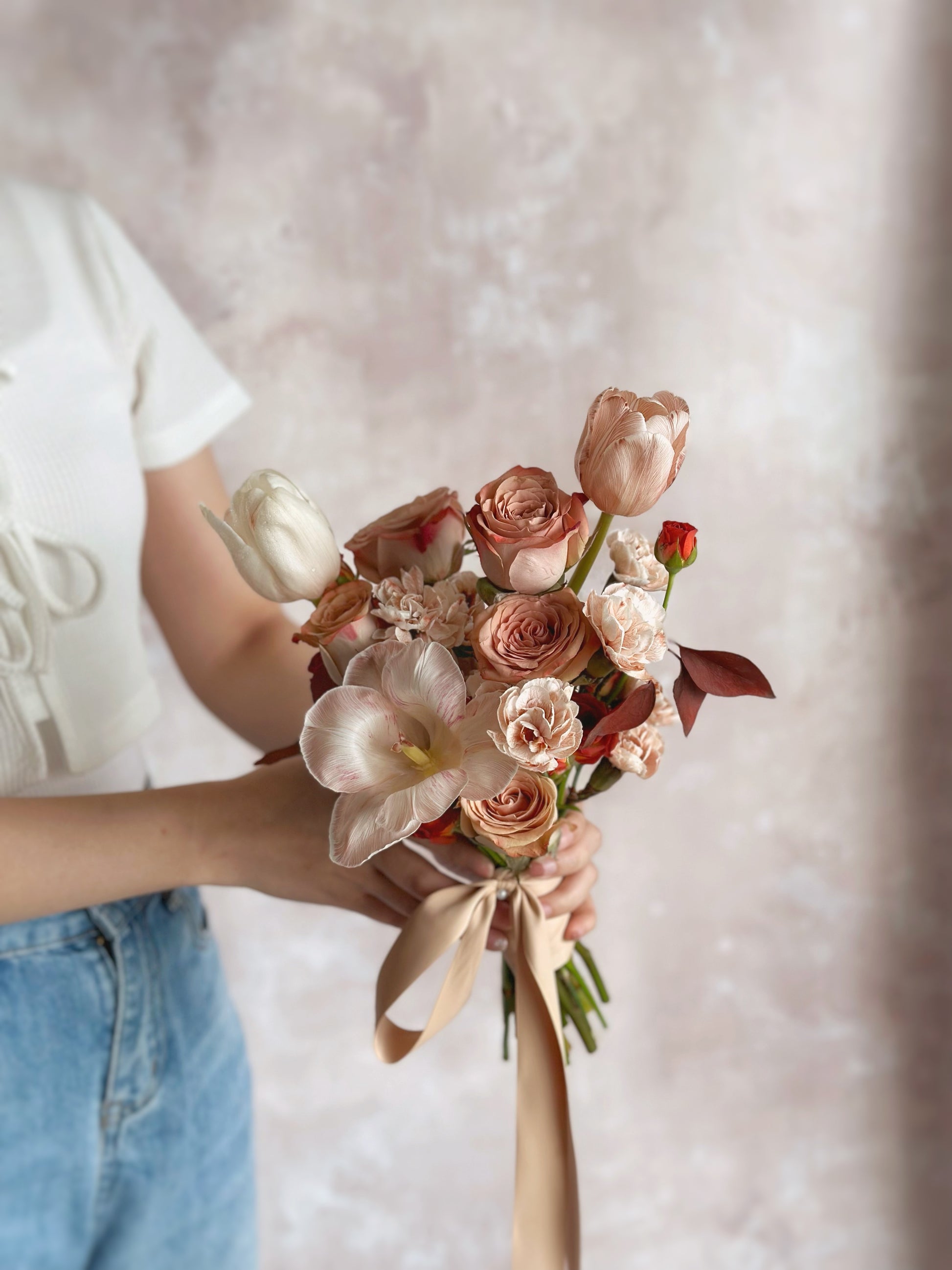 A soft and elegant tulips and roses bouquet with a perfect fall-inspired color palette
轻盈优雅的捧花，搭配完美的秋季配色