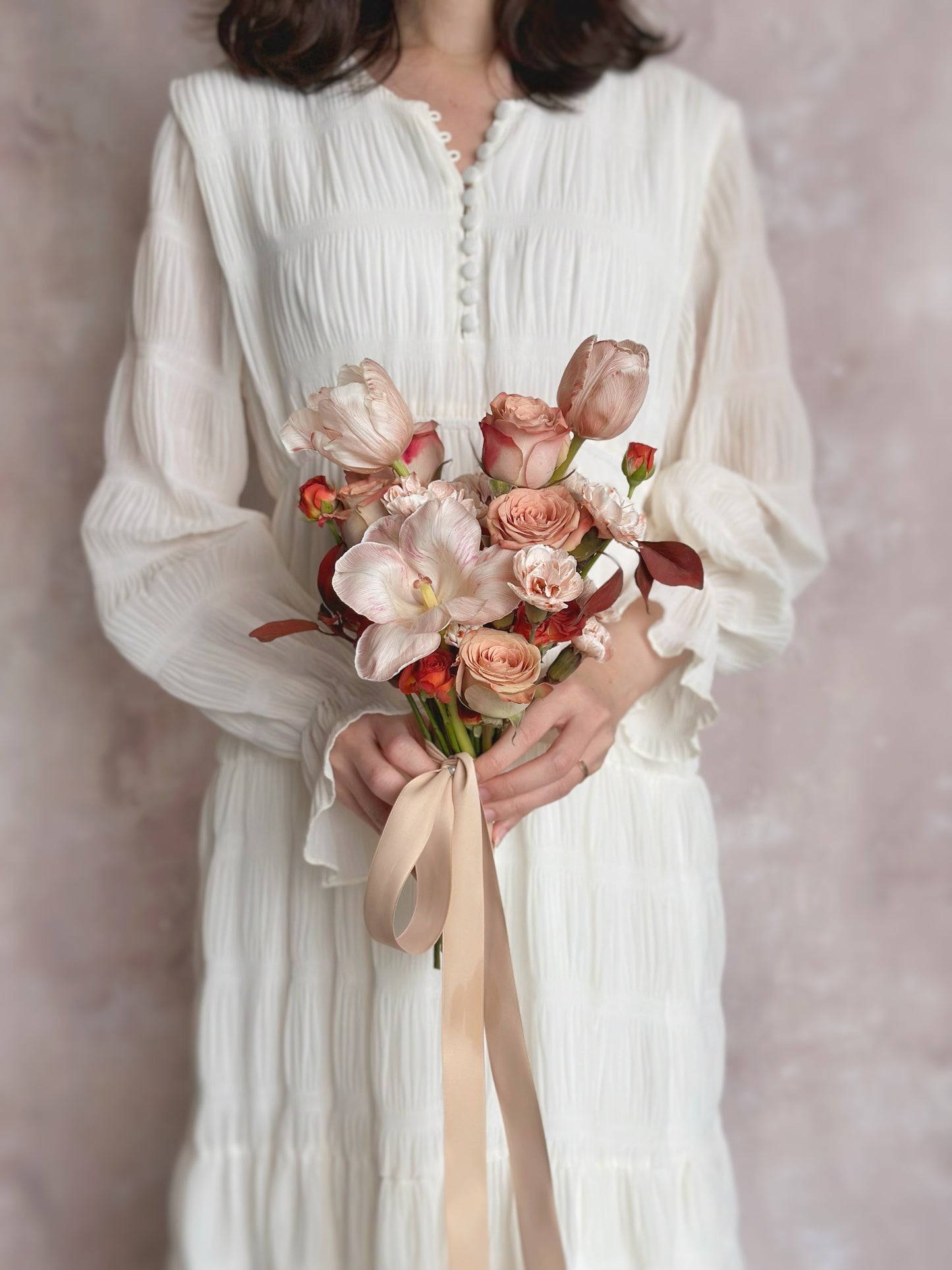 A fall-inspired tulip bouquet in soft blush and maroon tones
柔和粉色与栗色调郁金香捧花，完美契合秋季婚礼