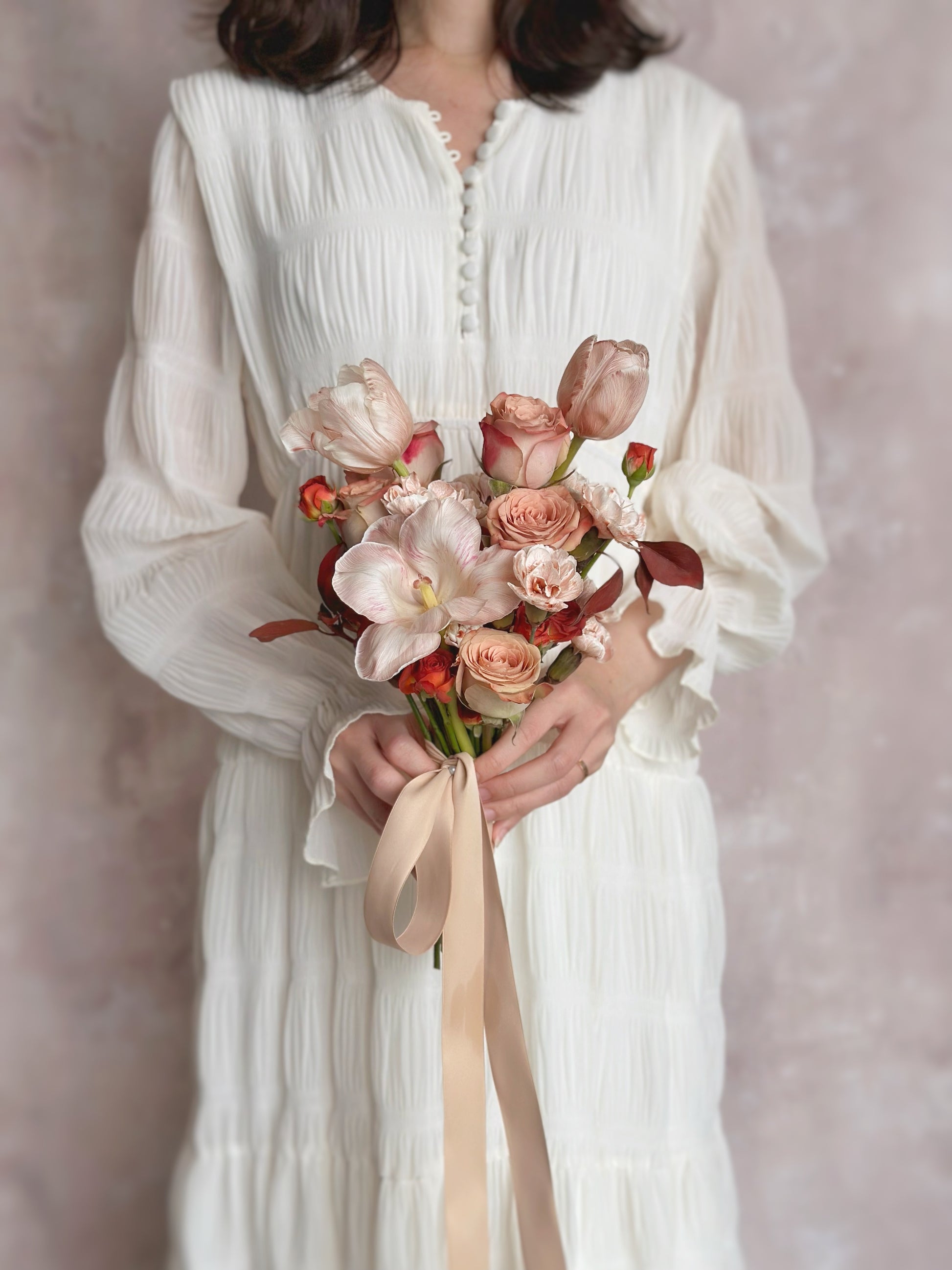 A fall-inspired tulip bouquet in soft blush and maroon tones
柔和粉色与栗色调郁金香捧花，完美契合秋季婚礼