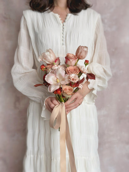 A fall-inspired tulip bouquet in soft blush and maroon tones
柔和粉色与栗色调郁金香捧花，完美契合秋季婚礼