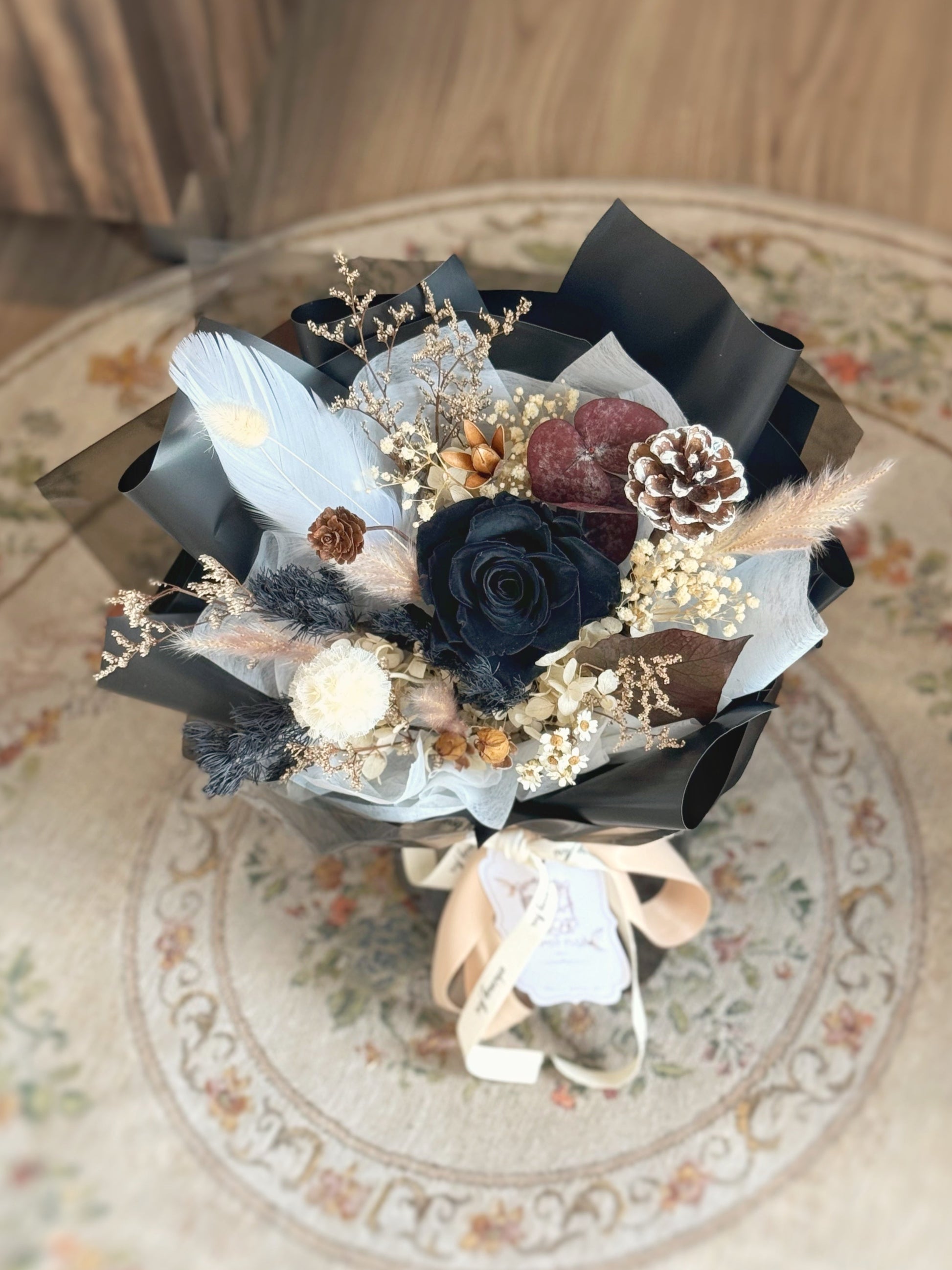 Rust Et Noir preserved flowers bouquet top view