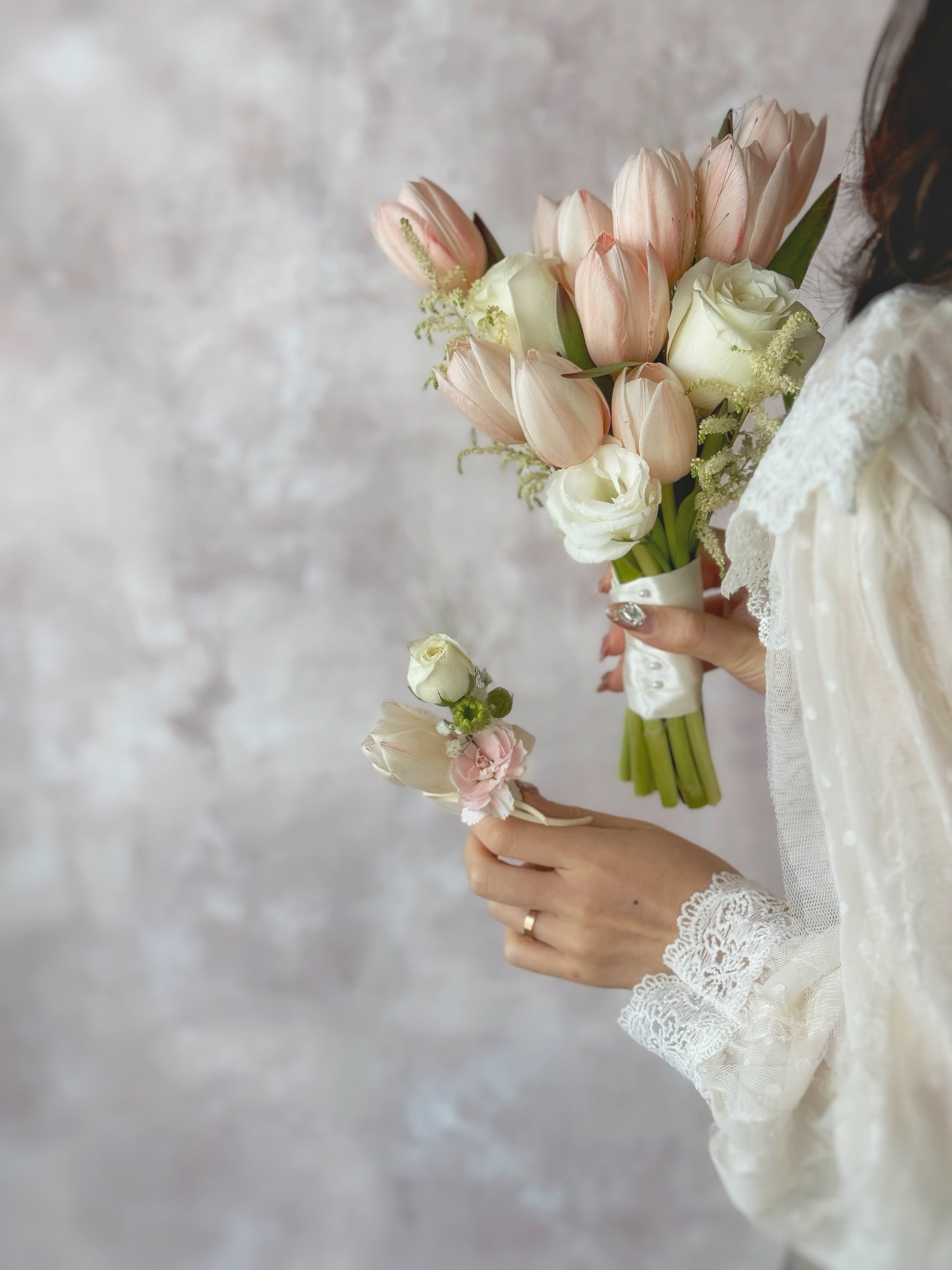 A minimalist and chic corsage designed to complement the bride’s bouquet, ideal for the groom or wedding party.
简约雅致的胸花，与新娘捧花相呼应，是新郎或婚礼宾客的完美搭配。